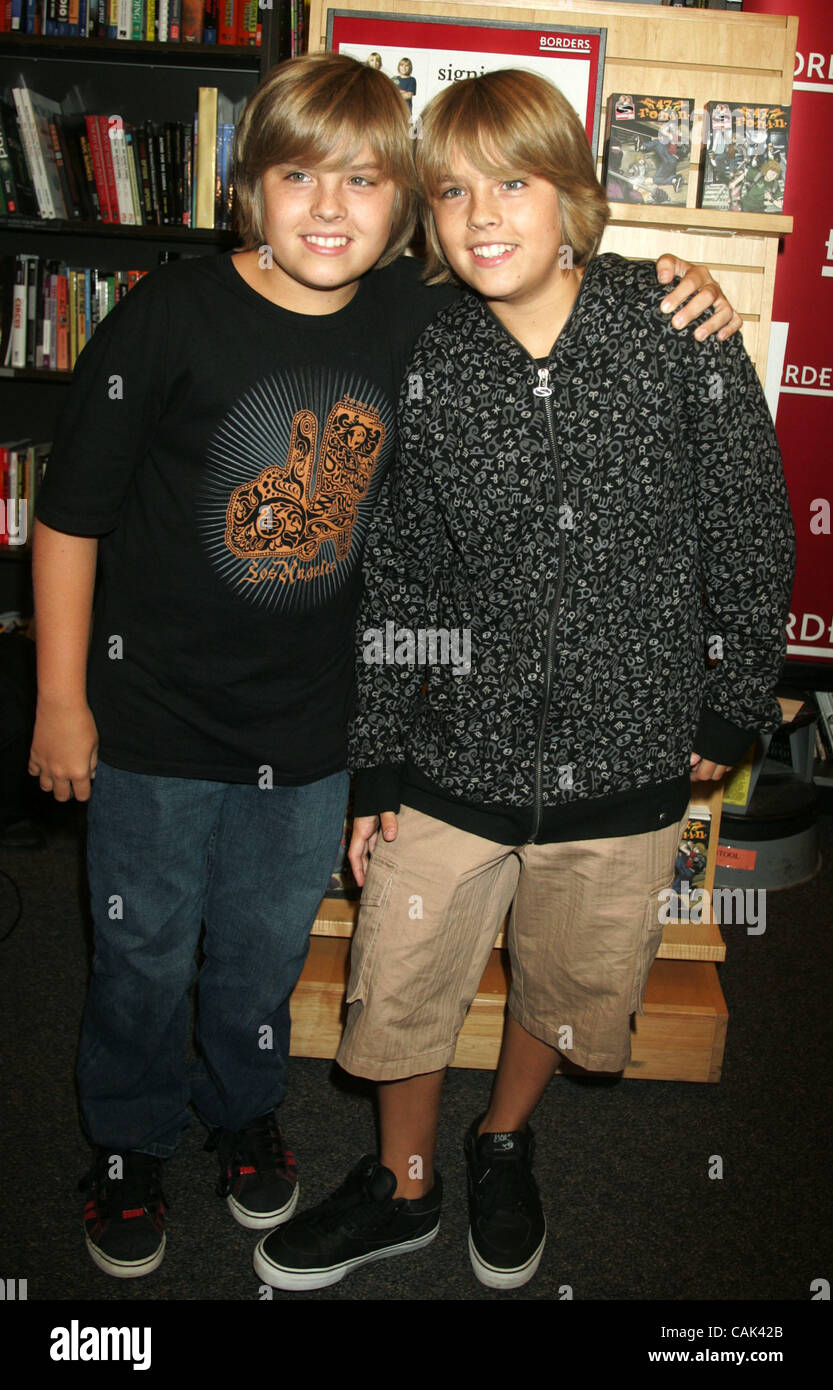 Sep 19, 2007 - New York, NY, USA - Teen stars Dylan Sprouse et Cole Sprouse promouvoir leur roman graphique "l'épreuve de force : 47 R.O.N.I.N. Épisode 2' qui a eu lieu sur le Centre de Time-Warner. (Crédit Image : © Nancy/Kaszerman ZUMA Press) Banque D'Images