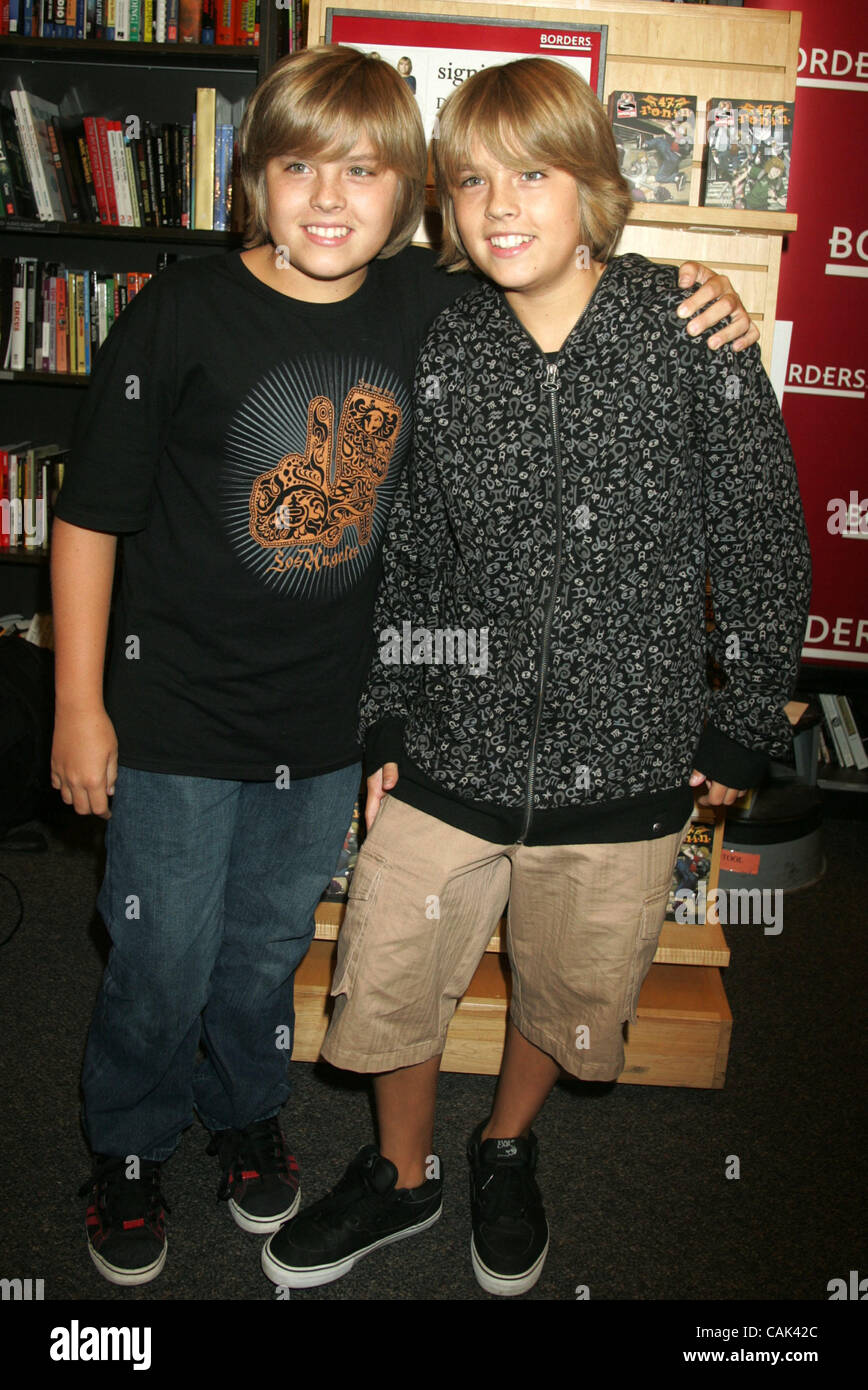 Sep 19, 2007 - New York, NY, USA - Teen stars Dylan Sprouse et Cole Sprouse promouvoir leur roman graphique "l'épreuve de force : 47 R.O.N.I.N. Épisode 2' qui a eu lieu sur le Centre de Time-Warner. (Crédit Image : © Nancy/Kaszerman ZUMA Press) Banque D'Images