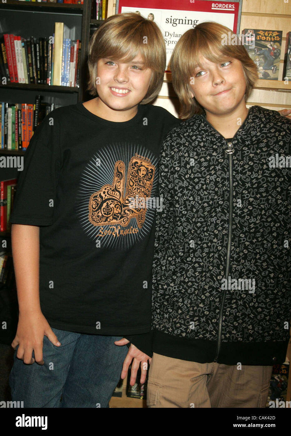 Sep 19, 2007 - New York, NY, USA - Teen stars Dylan Sprouse et Cole Sprouse promouvoir leur roman graphique "l'épreuve de force : 47 R.O.N.I.N. Épisode 2' qui a eu lieu sur le Centre de Time-Warner. (Crédit Image : © Nancy/Kaszerman ZUMA Press) Banque D'Images