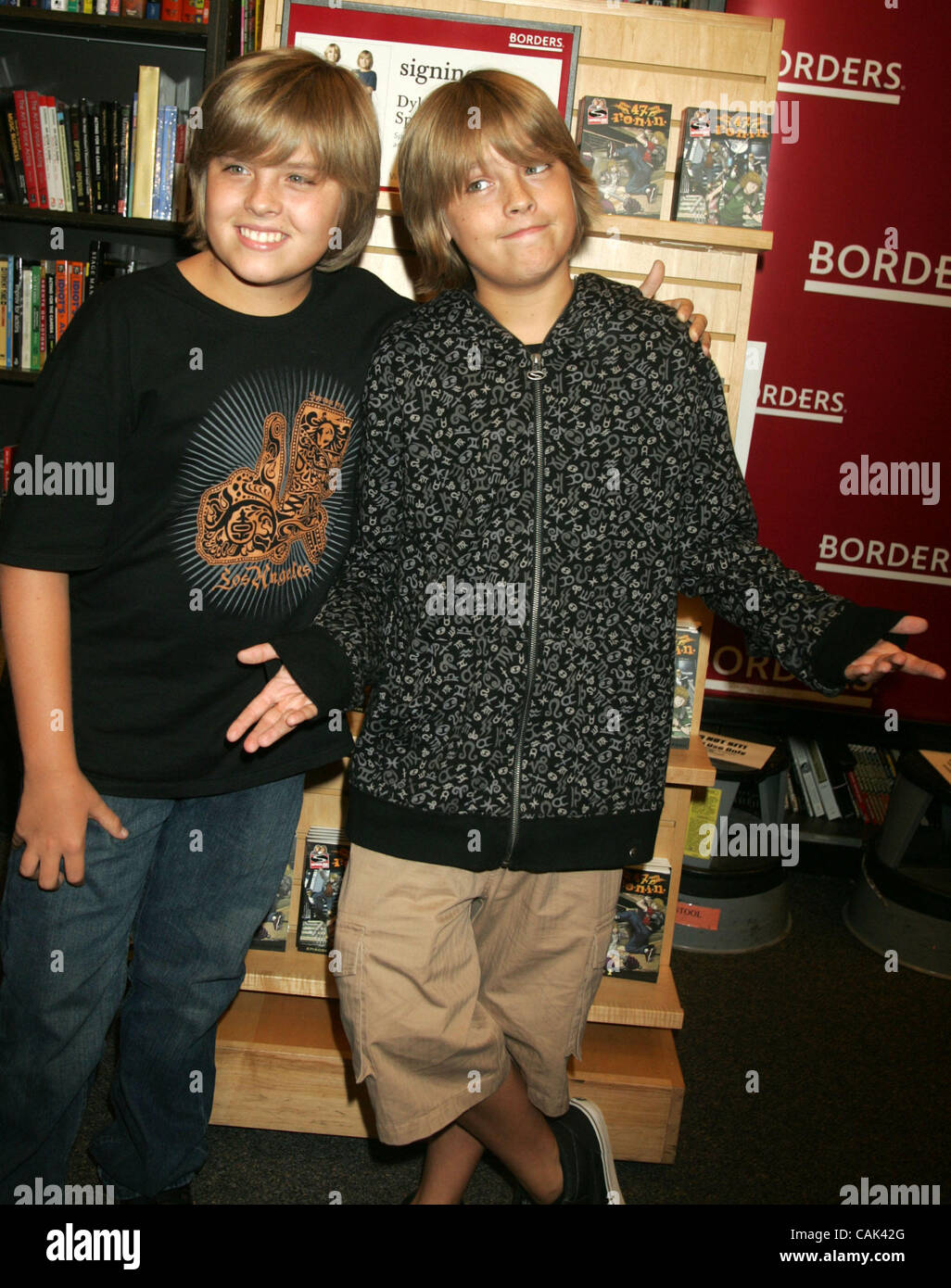 Sep 19, 2007 - New York, NY, USA - Teen stars Dylan Sprouse et Cole Sprouse promouvoir leur roman graphique "l'épreuve de force : 47 R.O.N.I.N. Épisode 2' qui a eu lieu sur le Centre de Time-Warner. (Crédit Image : © Nancy/Kaszerman ZUMA Press) Banque D'Images