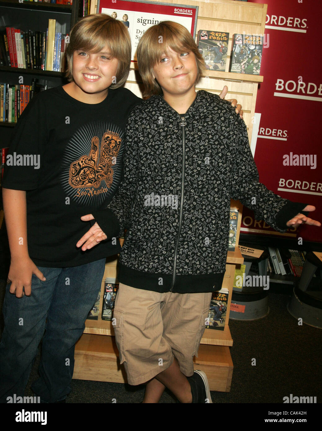 Sep 19, 2007 - New York, NY, USA - Teen stars Dylan Sprouse et Cole Sprouse promouvoir leur roman graphique "l'épreuve de force : 47 R.O.N.I.N. Épisode 2' qui a eu lieu sur le Centre de Time-Warner. (Crédit Image : © Nancy/Kaszerman ZUMA Press) Banque D'Images