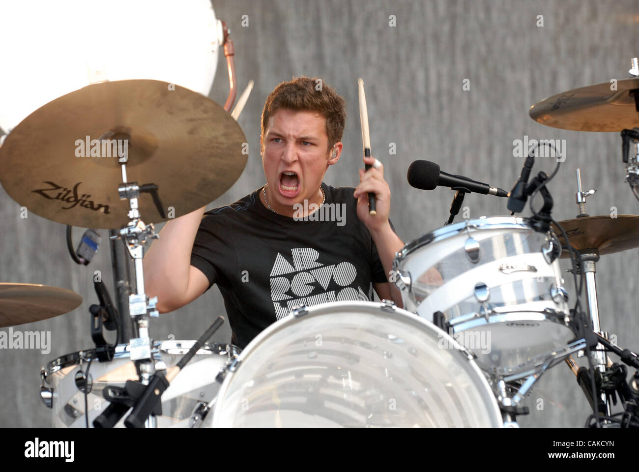 15 septembre 2007, Austin, TX, États-Unis d'Amérique, le batteur Matt HELDERS du groupe Arctic Monkeys en concert dans le cadre de l'Austin City Limits Music Festival qui a eu lieu à Zilker Park situé à Austin. Les trois jours du festival a attiré plus de 60 000 fans par jour. Copyright 2007 Jason Moore. Crédit obligatoire : Jason Banque D'Images 15 septembre 2007, Austin, TX, États-Unis d'Amérique, le batteur Matt HELDERS du groupe Arctic Monkeys en concert dans le cadre de l'Austin City Limits Music Festival qui a eu lieu à Zilker Park situé à Austin. Les trois jours du festival a attiré plus de 60 000 fans par jour. Copyright 2007 Jason Moore. Crédit obligatoire : Jason Banque D'Images