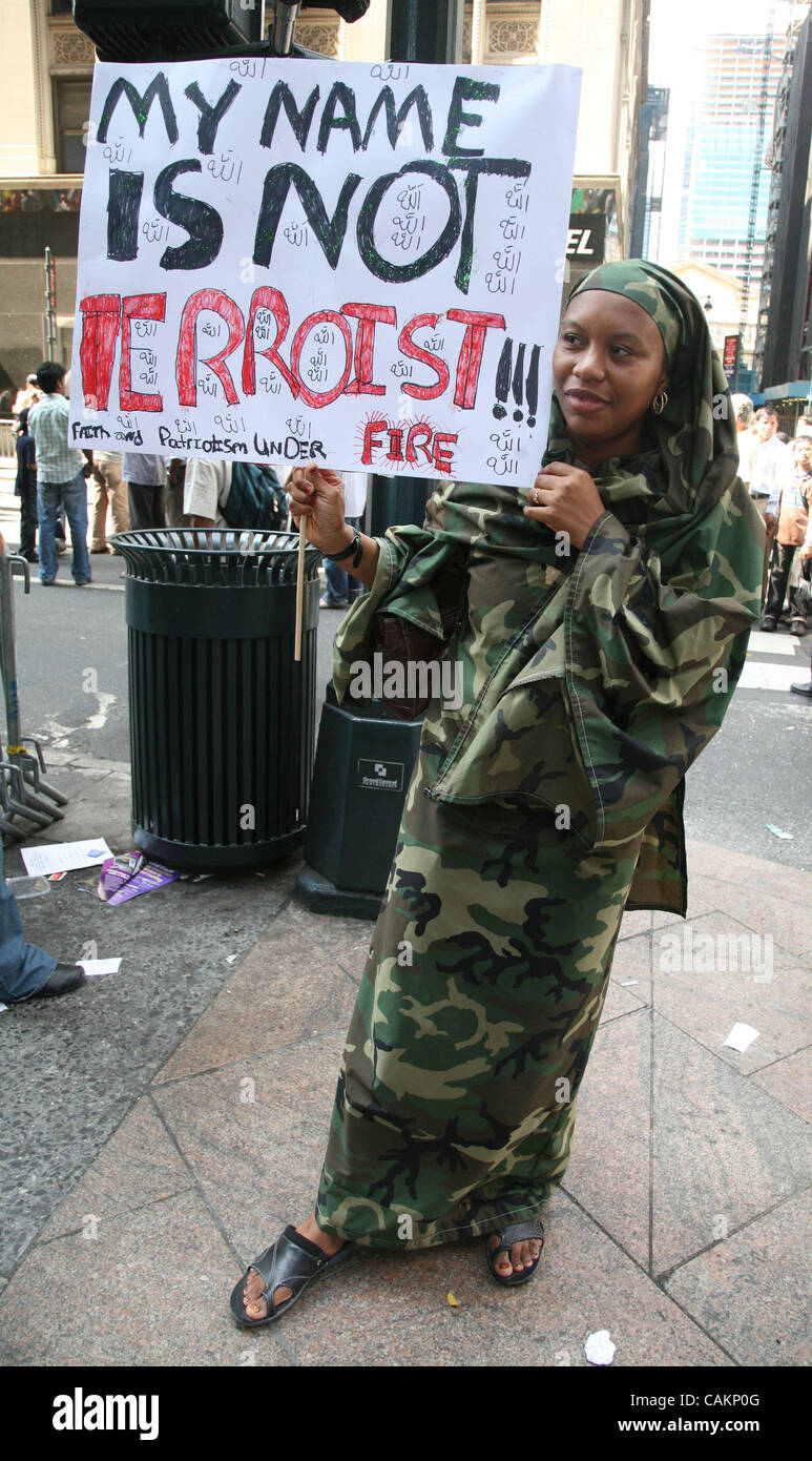 Sep 09, 2007 - New York, NY, États-Unis - une femme musulmane vêtue d'un motif de camouflage militaire est titulaire d'un signe à la 22e conférence annuelle des American Muslim Day Parade tenue sur Madison Avenue. (Crédit Image : © Nancy/Kaszerman ZUMA Press) Banque D'Images