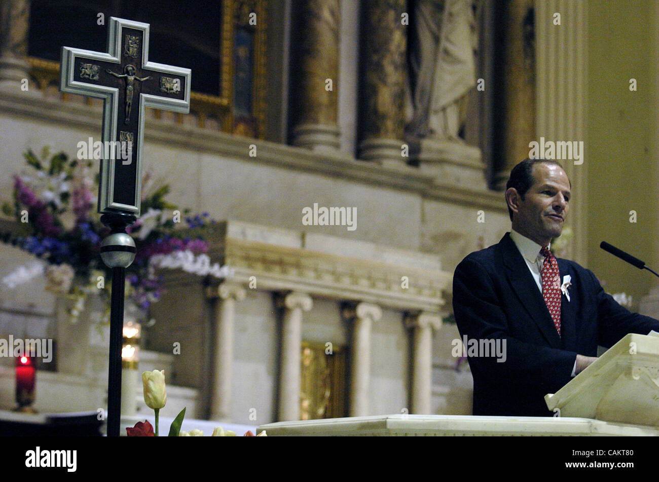 Gouverneur Eliot Spitzer s'exprime à l'Autorité portuaire de New York & NJ Service commémoratif pour les personnes tuées dans les attentats du World Trade Center sur les 11 septembre 2001 et 26 février 1993, tenue à l'église de Saint - Pierre. Banque D'Images