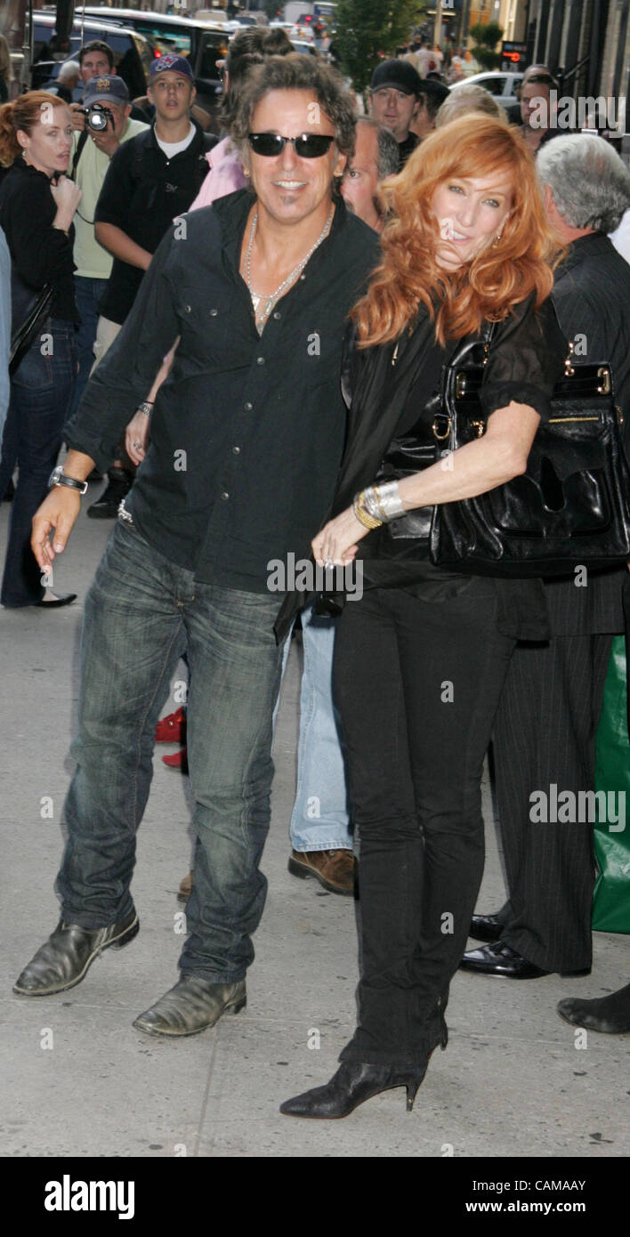 Sep 04, 2007 - New York, NY, USA - Chanteur Patti Scialfa et son mari chanteur Bruce Springsteen sortie après son apparition sur le 'Late Show With David Letterman" tenue à l'Ed Sullivan Theater. (Crédit Image : © Nancy/Kaszerman ZUMA Press) Banque D'Images