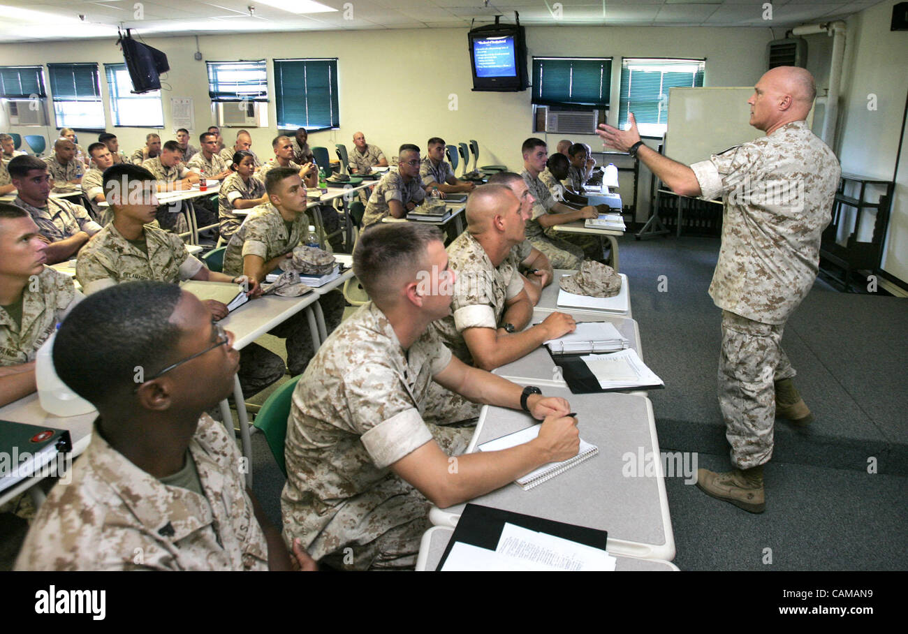 Le 4 septembre 2007, Camp Pendleton, Californie, États-Unis d' Navy Commandant PAUL HAMMER parle aux caporaux Marine à propos de stress de combat Crédit obligatoire : photo par Charlie Neuman, San Diego Union-Tribune/Zuma Press. copyright 2007 San Diego Union-Tribune Banque D'Images