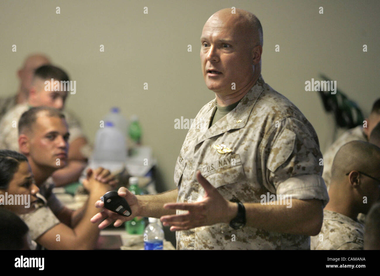 Le 4 septembre 2007, Camp Pendleton, Californie, États-Unis d' Navy Commandant PAUL HAMMER parle aux caporaux Marine à propos de stress de combat Crédit obligatoire : photo par Charlie Neuman, San Diego Union-Tribune/Zuma Press. copyright 2007 San Diego Union-Tribune Banque D'Images