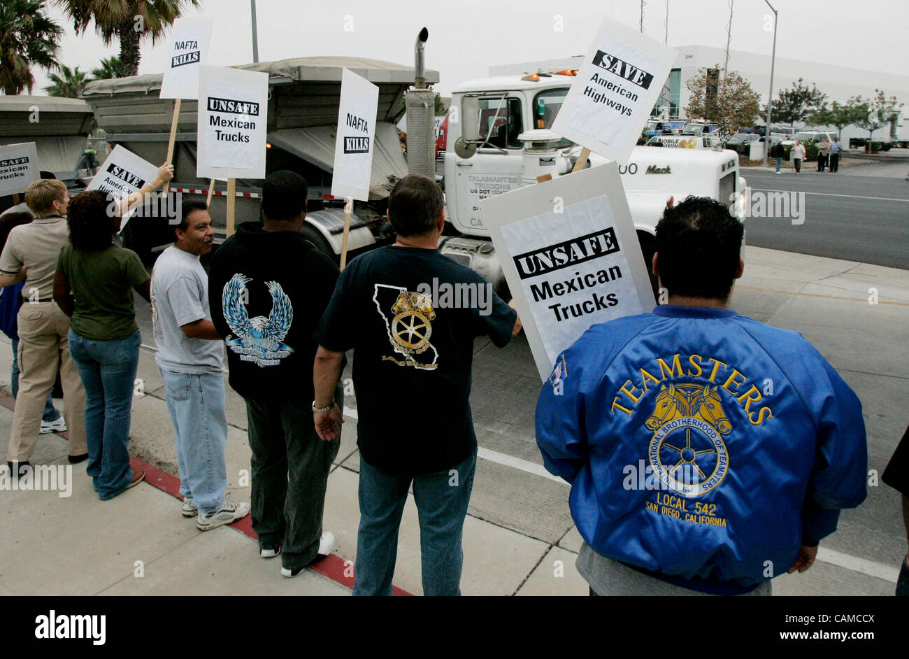Septembre 6th, 2007, San Diego, Californie, USA. En dehors du piquetage Teamsters Otay Mesa Balances et établissement d'inspection le long de Enrico Ferme dur jeudi matin à San Diego, Californie. Les camionneurs protestaient contre l'ALENA au programme pilote de camionnage mexicaine qui a été d'entamer ce jour.  Mand Banque D'Images