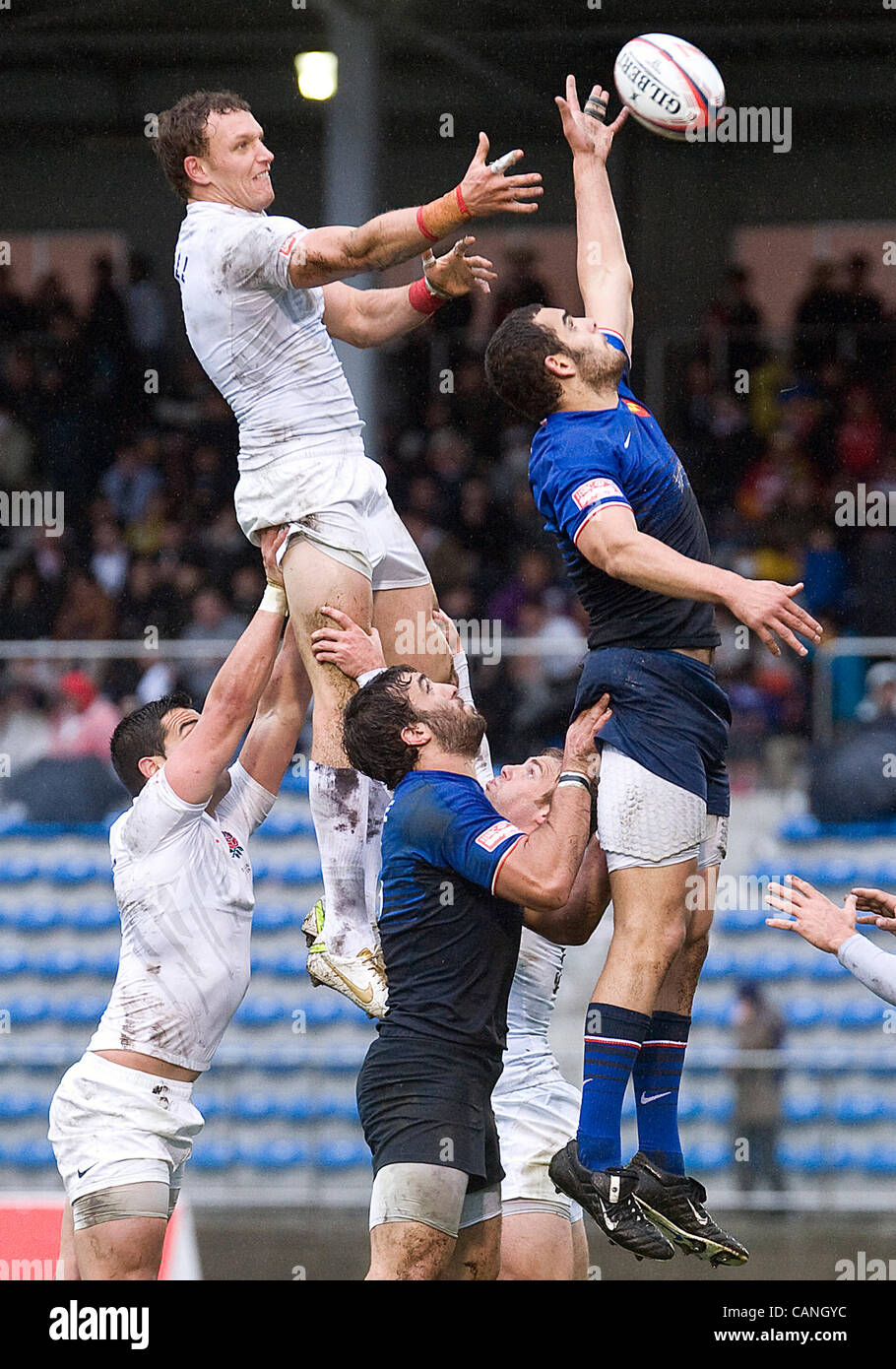 Action de l'Angleterre contre la France en match de la ronde 7 de rugby à