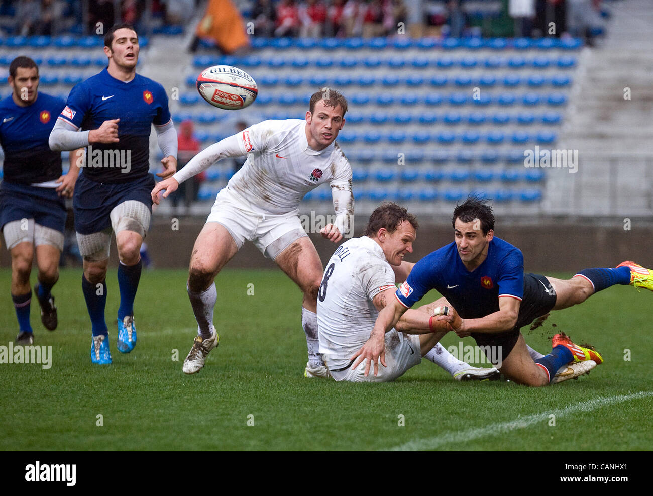 L'action de l'Angleterre avec la France dans le match de round 7 de la  série du monde de rugby à 7 à Tokyo, Japon, le 31 mars, 2012. L'Angleterre  a gagné 19-7.
