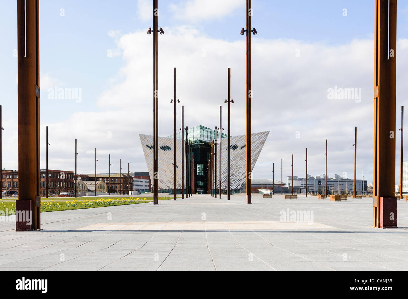 Signature Titanic Belfast en vue de la cale sèche sur laquelle Titanic et Olympiques ont été construites. Banque D'Images