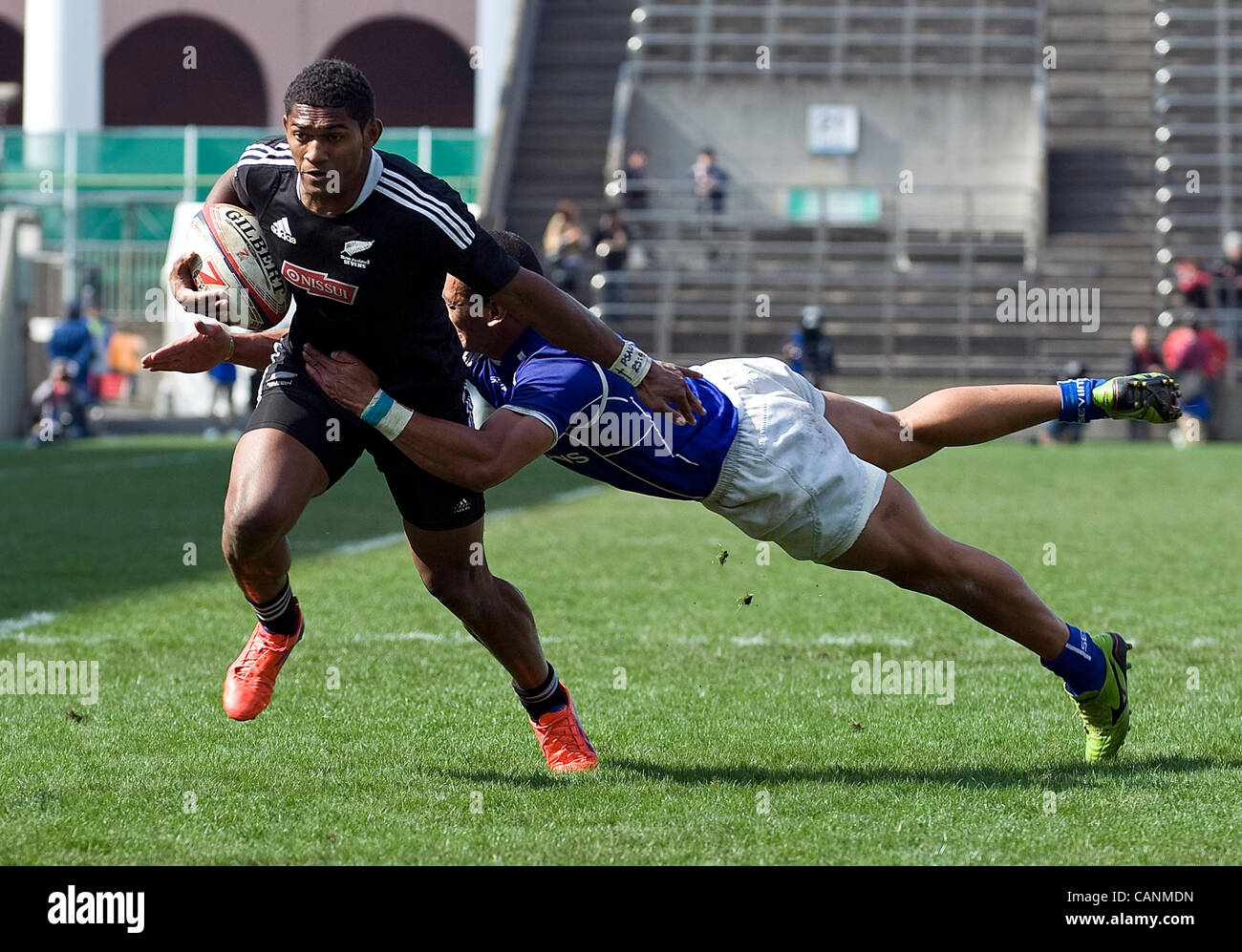 N° 5 du Samoa Paul Perez fait un battant s'attaquer sur l'Waisake Naholo la Nouvelle-Zélande au cours de sa demi-finale choc dans le rugby à 7 world series à Tokyo, Japon, le 01 avril, 2012. Samoa battre les champions du monde de temps supplémentaire sur un essai d'or, 17-12. Photographe : Robert Gilhooly Banque D'Images