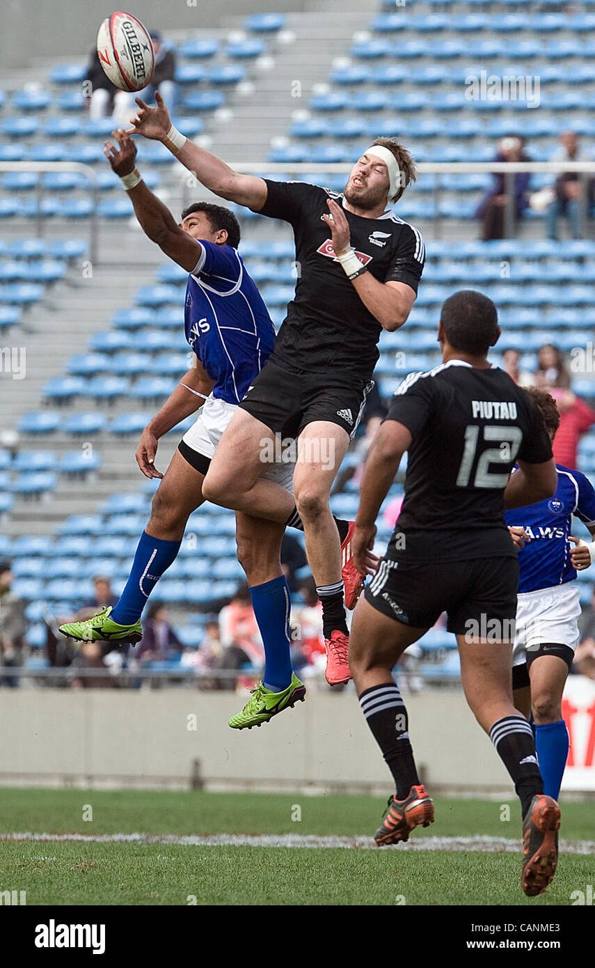 Action de Samoa, le choc avec la Nouvelle-Zélande en demi-finale de la série mondiale de rugby à 7 à Tokyo, Japon, le 01 avril, 2012. Samoa battre les champions du monde de temps supplémentaire sur un essai d'or, 17-12. Photographe : Robert Gilhooly Banque D'Images