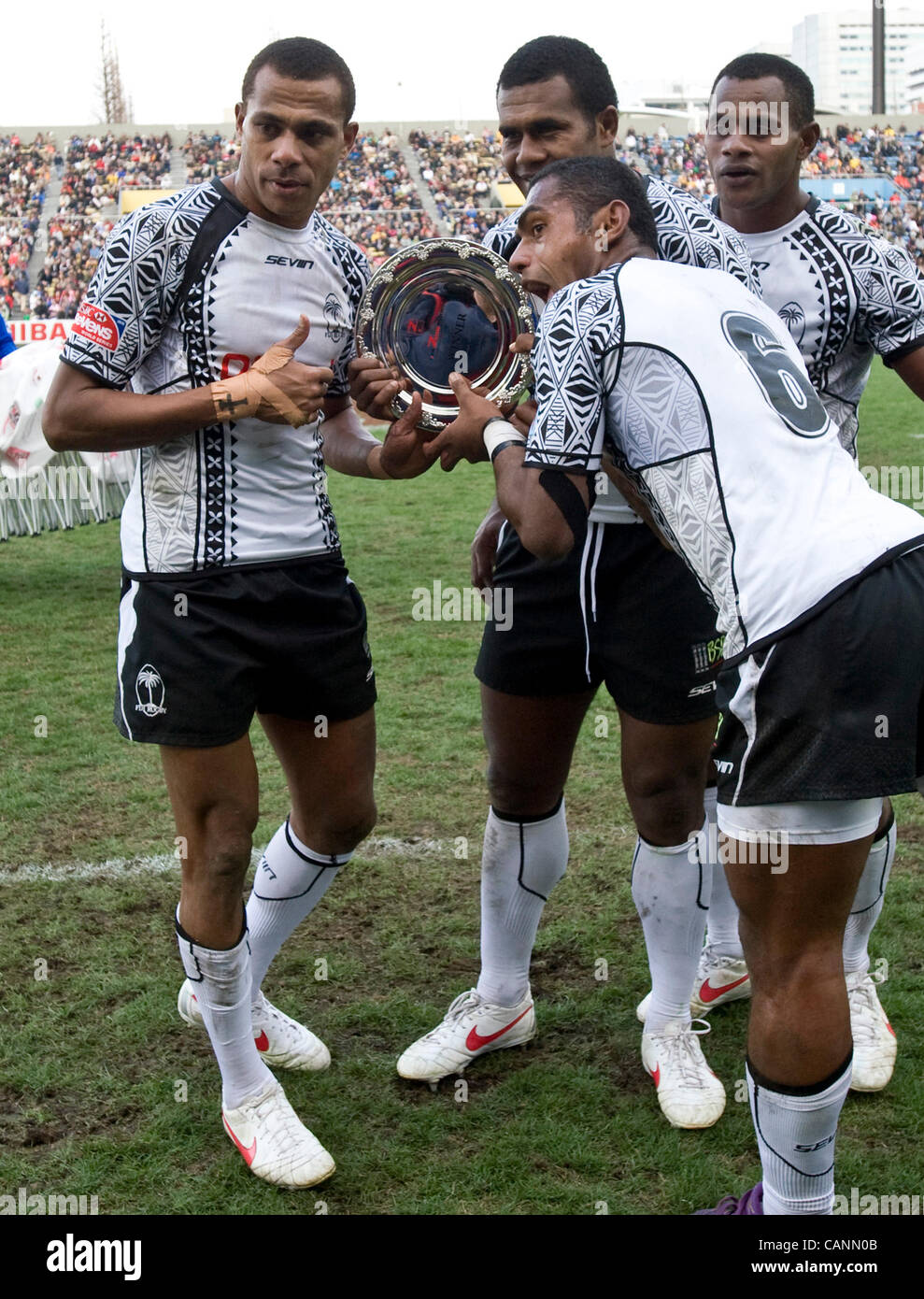 Les joueurs de Fidji célébrer remportant la finale du concours de la plaque de la série du monde de rugby à 7 à Tokyo, Japon, le 01 avril, 2012. L'Afrique du Sud, Fidji a battu en finale 14-10. Photographe : Robert Gilhooly Banque D'Images