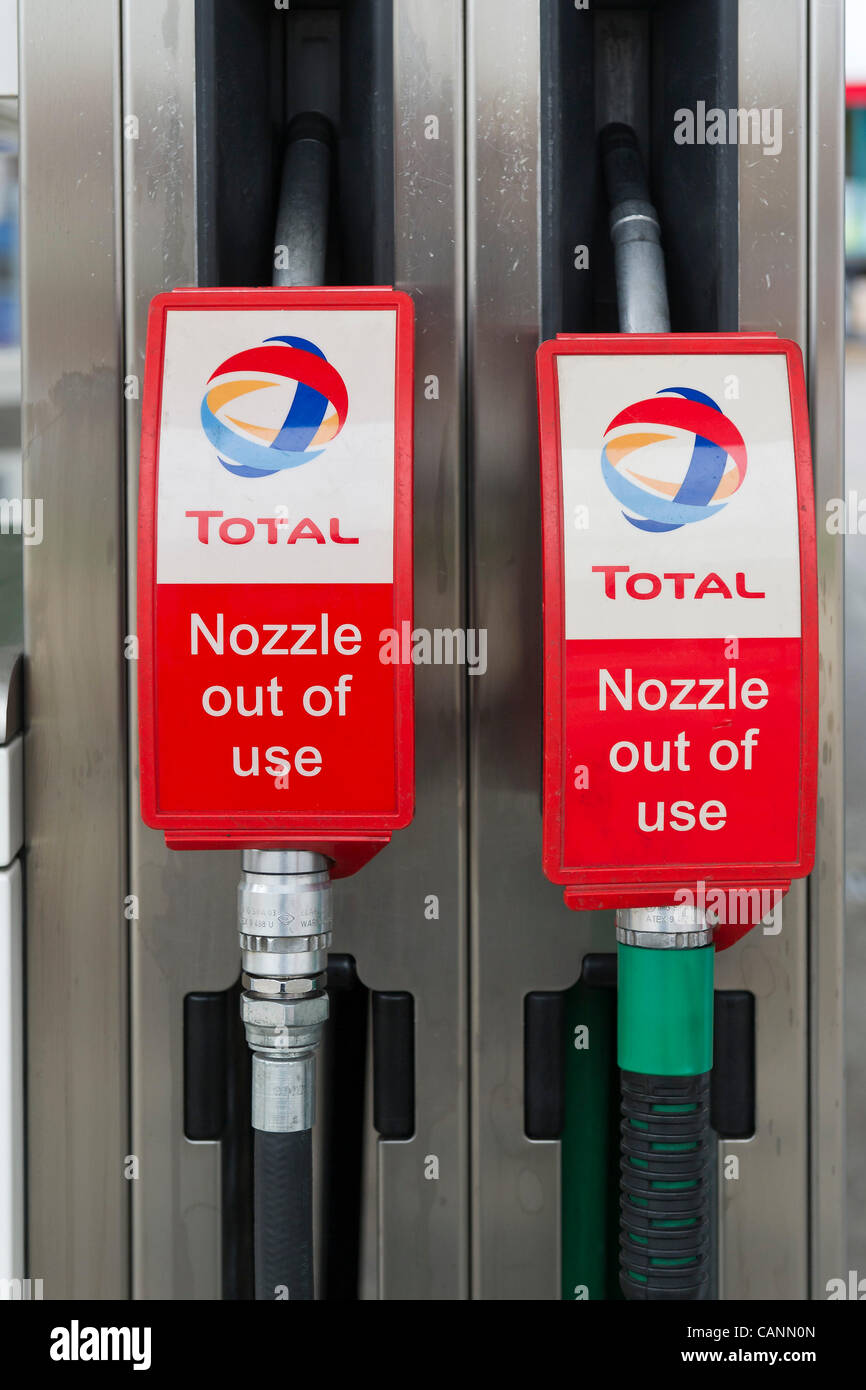 Les stations d'essence dans la région de Clapham South court de carburant pendant la nuit de vendredi. Londres, Royaume-Uni, 31 mars 2012. Banque D'Images