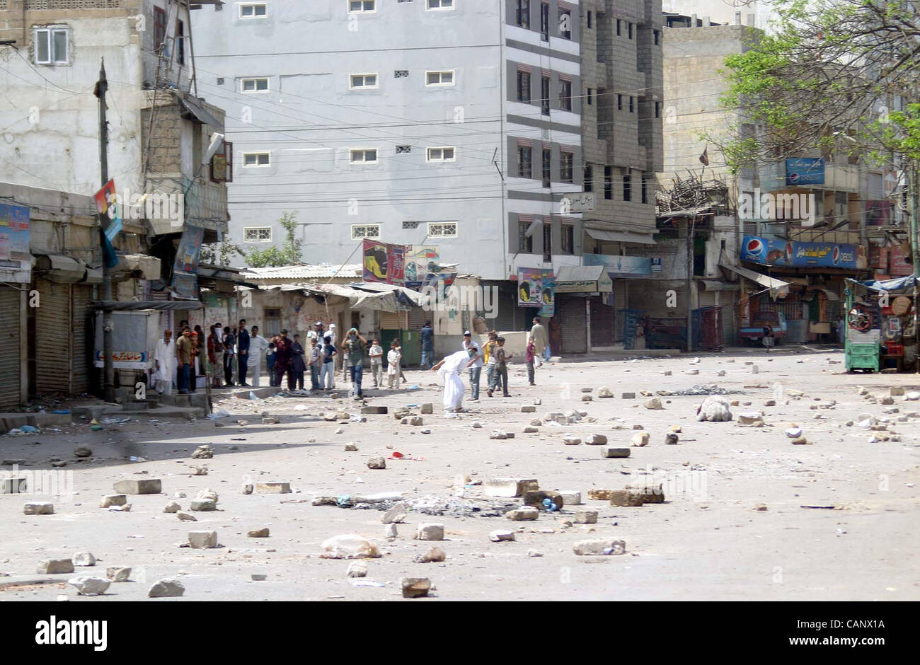 Des manifestants en colère bloquer une route avec des pierres comme la violence éclate à zone Liyari contre l'assassinat d'un jeune dans un rencontre de la police, à Karachi, le lundi, Avril 02, 2012. Banque D'Images