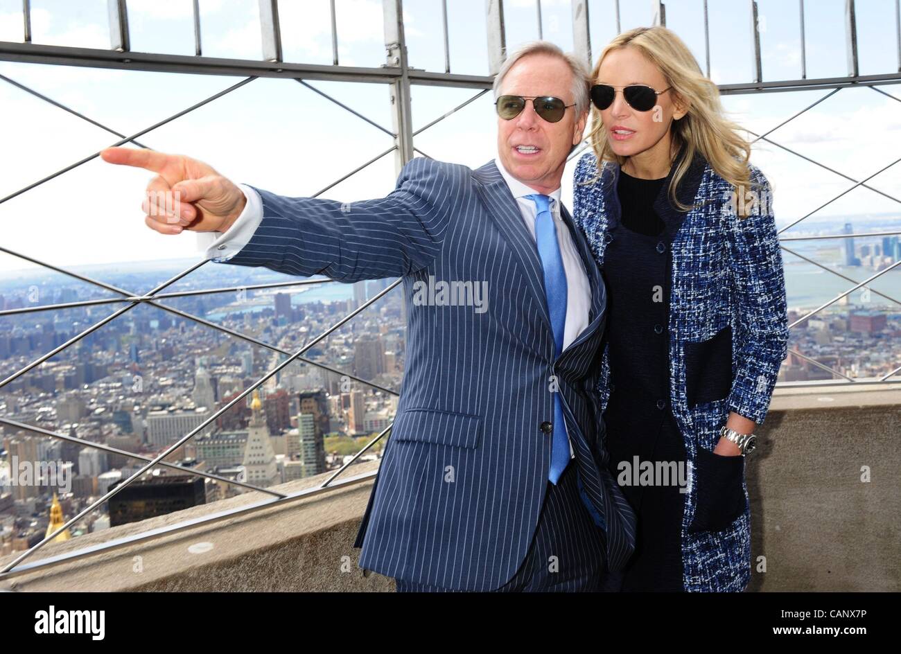 Manhattan, New York, États-Unis, 2 avril 2012. TOMMY HILFIGER et épouse DEE sur l'Observatoire du 86e étage de l'Empire State Building, New York, le jour ils et Bob et Suzanne Wright basculer le commutateur pour allumer des feux de la tour bleu pour Journée mondiale de sensibilisation à l'autisme et le Mois de la sensibilisation à l'. Banque D'Images