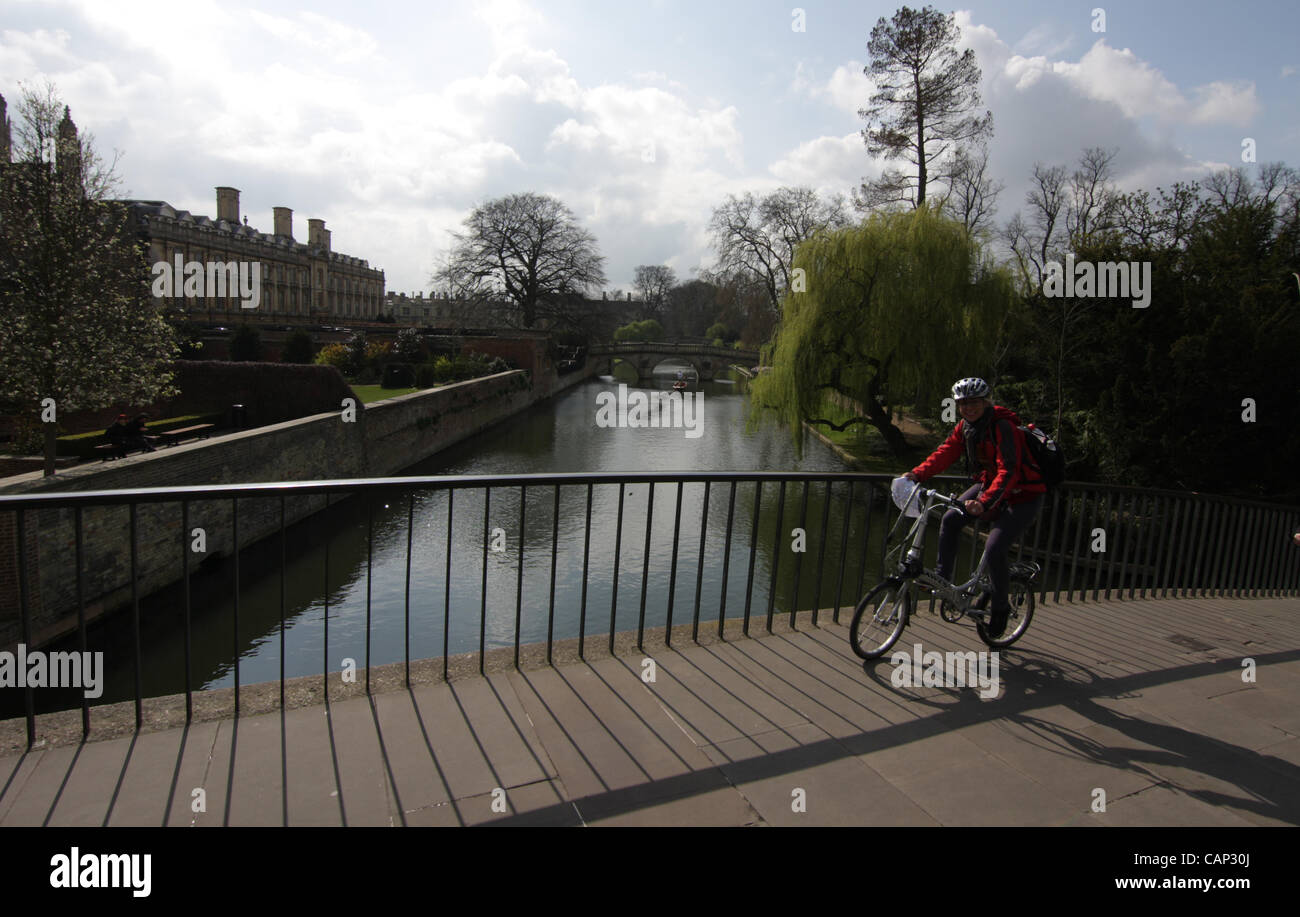 Cambridge, Royaume-Uni, 3e avril 2012. Beau temps dans l'Est de l'Angleterre se poursuit jusqu'en avril. Un cycliste sourit en traversant un pont sur la rivière Cam. Banque D'Images