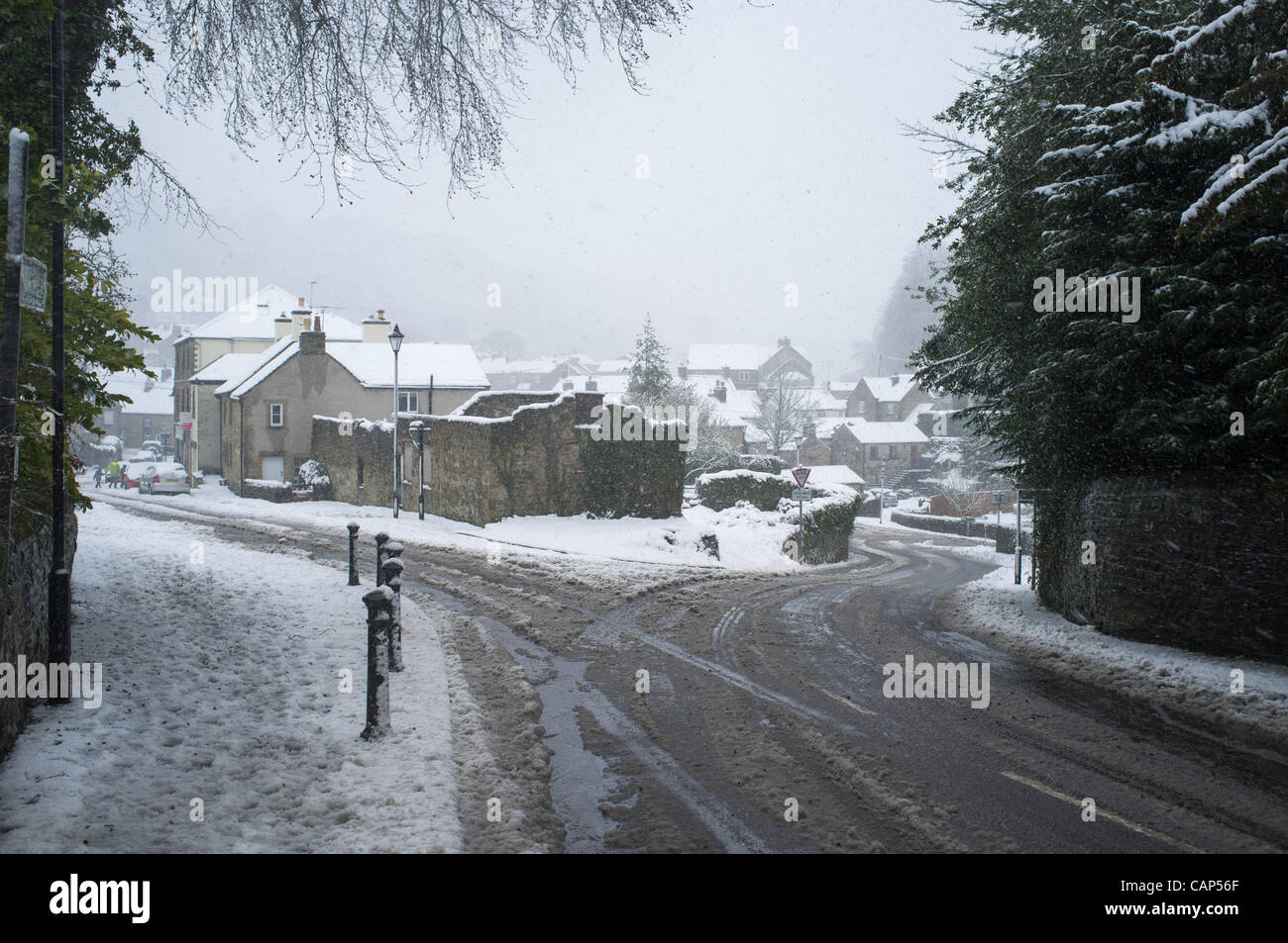 Les routes couvertes de neige dans la région de Peak District historique village de Eyam, Derbyshire, Royaume-Uni Le mercredi 4 avril 2012. Le Met Office a émis des avertissements de temps violent pour une grande partie du nord de la France. Banque D'Images
