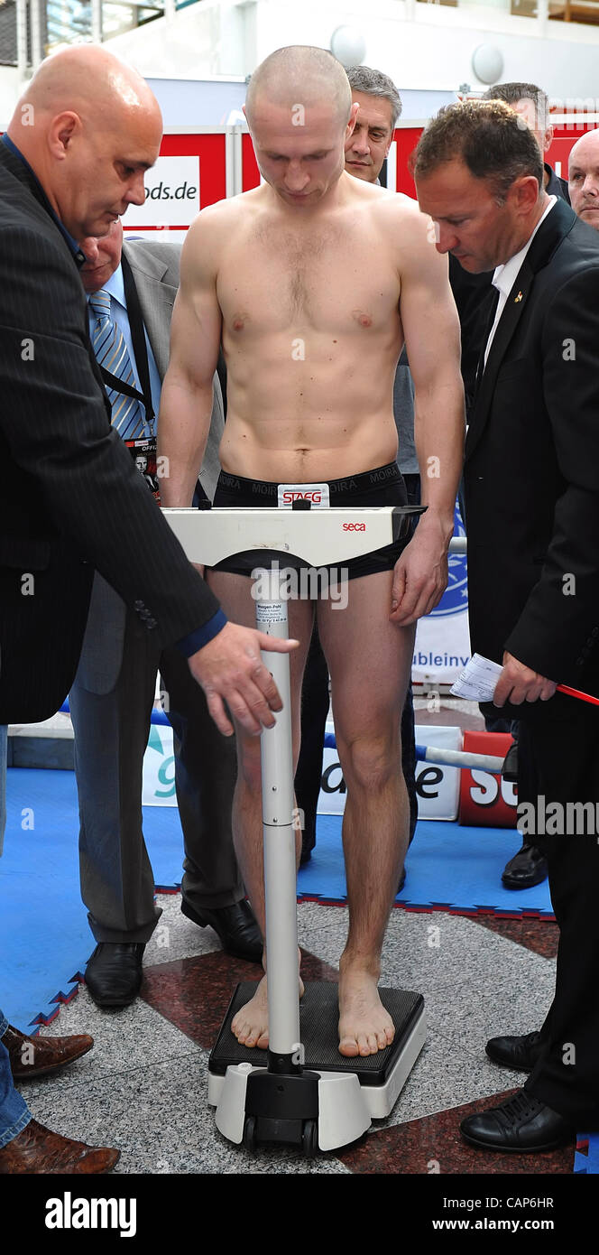 Boxer Lukas Konecny (CZE) est visible pendant l'Weight-In officielle avant de WBO provisoire des tournois européens Titre de championnat à Brno Modrice, République tchèque le 4 avril 2012. (CTK Photo/Igor Sefr) Banque D'Images