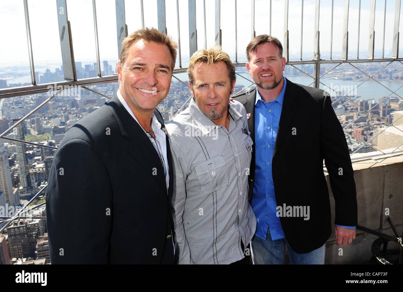 4 avril 2012 - Manhattan, New York, États-Unis - Baseball Legends AL LEITER, Kevin Millar et Sean Casey light l'Empire State Building rouge, blanc et bleu pour marquer la journée d'ouverture de la Ligue Majeure de Baseball et le retour de la passe-temps national. (Crédit Image : © Bryan Smith/ZUMAPRESS.com) Banque D'Images