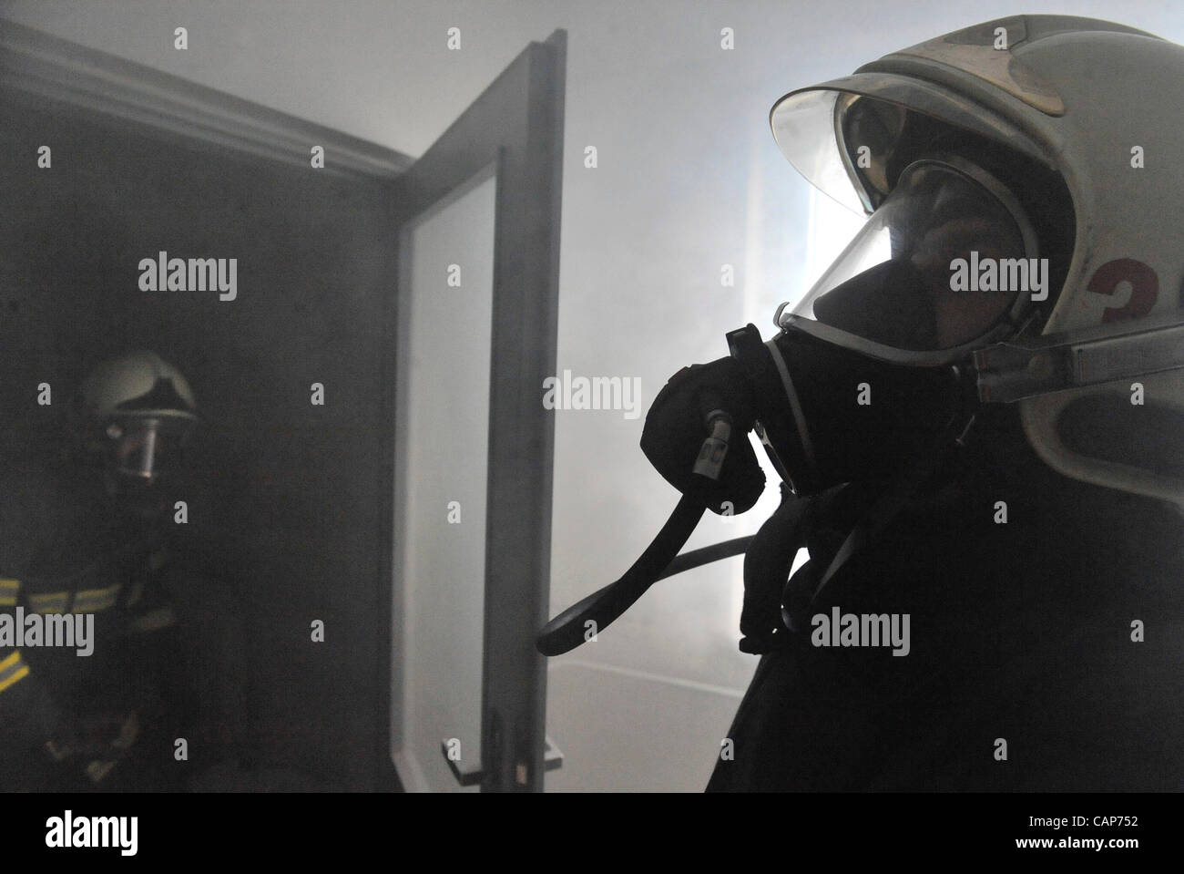 Les pompiers tchèques et polonais sont perçus au cours d'un exercice de Bolatice près d'Opava, République tchèque, le 4 avril 2012. (Photo/CTK Jaroslav Ozana) Banque D'Images