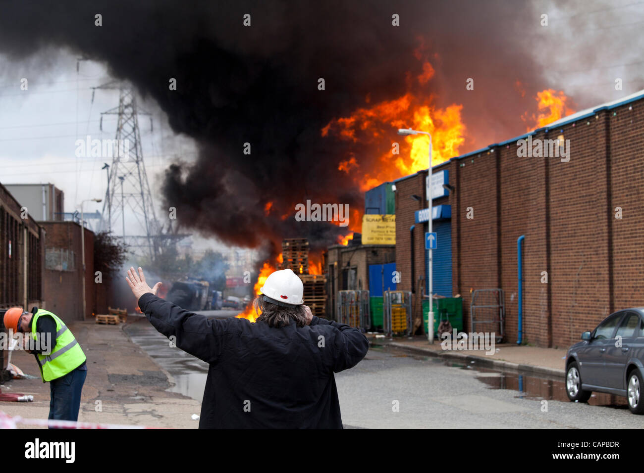 Londres, Royaume-Uni. 05 avril, 2012. Incendie au soumissionnaire St, Canning Town, Londres. L'incendie aurait été provoqué des coupures de courant pendant des dizaines de milliers de personnes. Banque D'Images