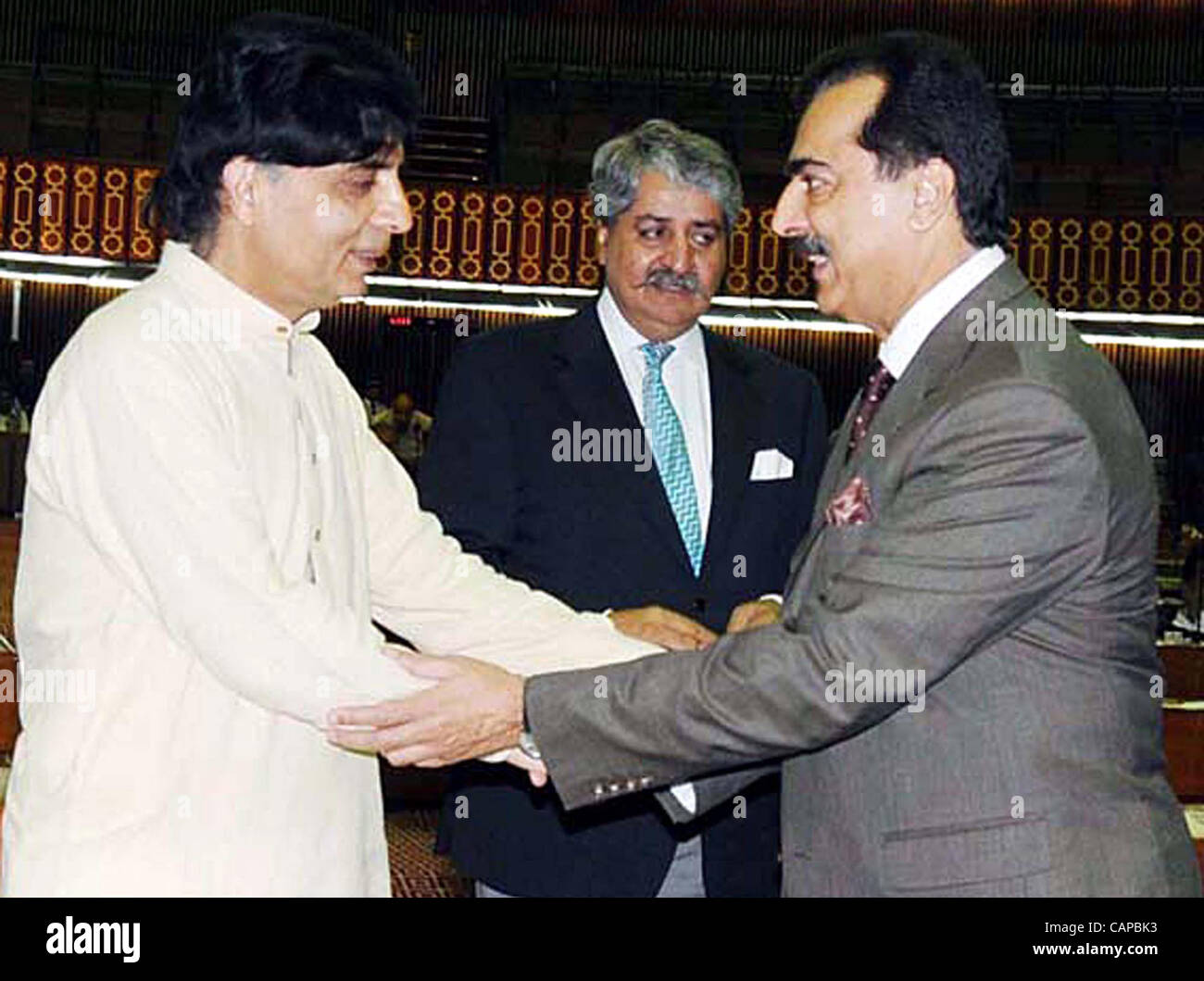 Premier Ministre, Syed Yousuf Raza Gilani parle avec chef de l'Opposition, Ch.Nisar Ali Khan à la Maison du Parlement à Islamabad le Jeudi, Avril 05, 2012. Banque D'Images