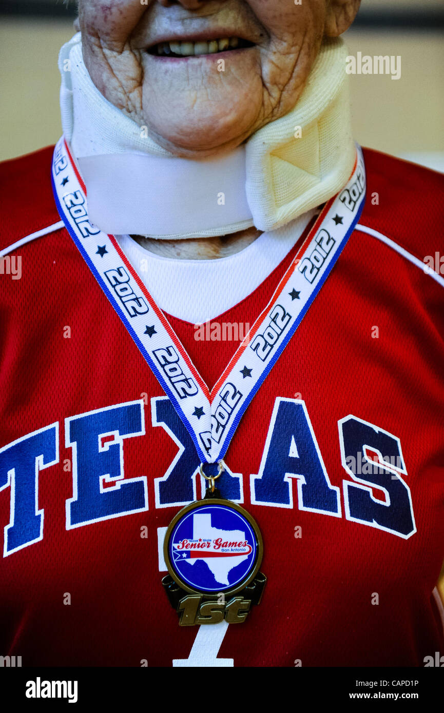 23 mars 2012 - San Antonio, Texas, États-Unis - une femme dans un neck brace marque une pause avec sa première place médaille après son équipe, le Texas, a remporté le Défi 80 + support en vertu d'être la seule équipe de ce groupe d'âge de participer au cours de la 3-sur-3 au tournoi de basket-ball des Jeux des aînés de l'État du Texas ven Banque D'Images