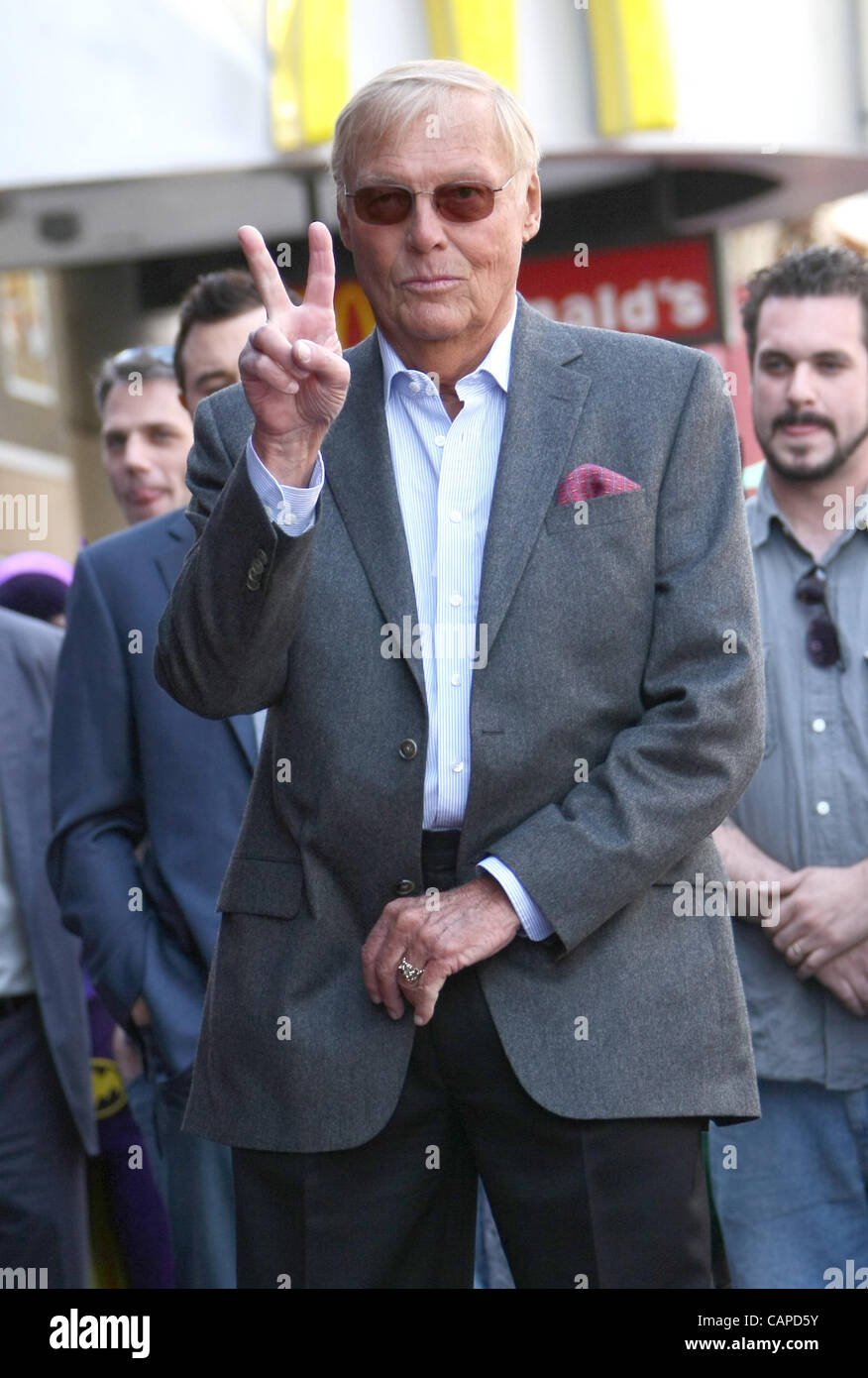 ADAM WEST ADAM WEST à l'HONNEUR AVEC UNE ÉTOILE SUR LE Hollywood Walk of Fame HOLLYWOOD LOS ANGELES CALIFORNIA USA 05 avril 2012 Banque D'Images