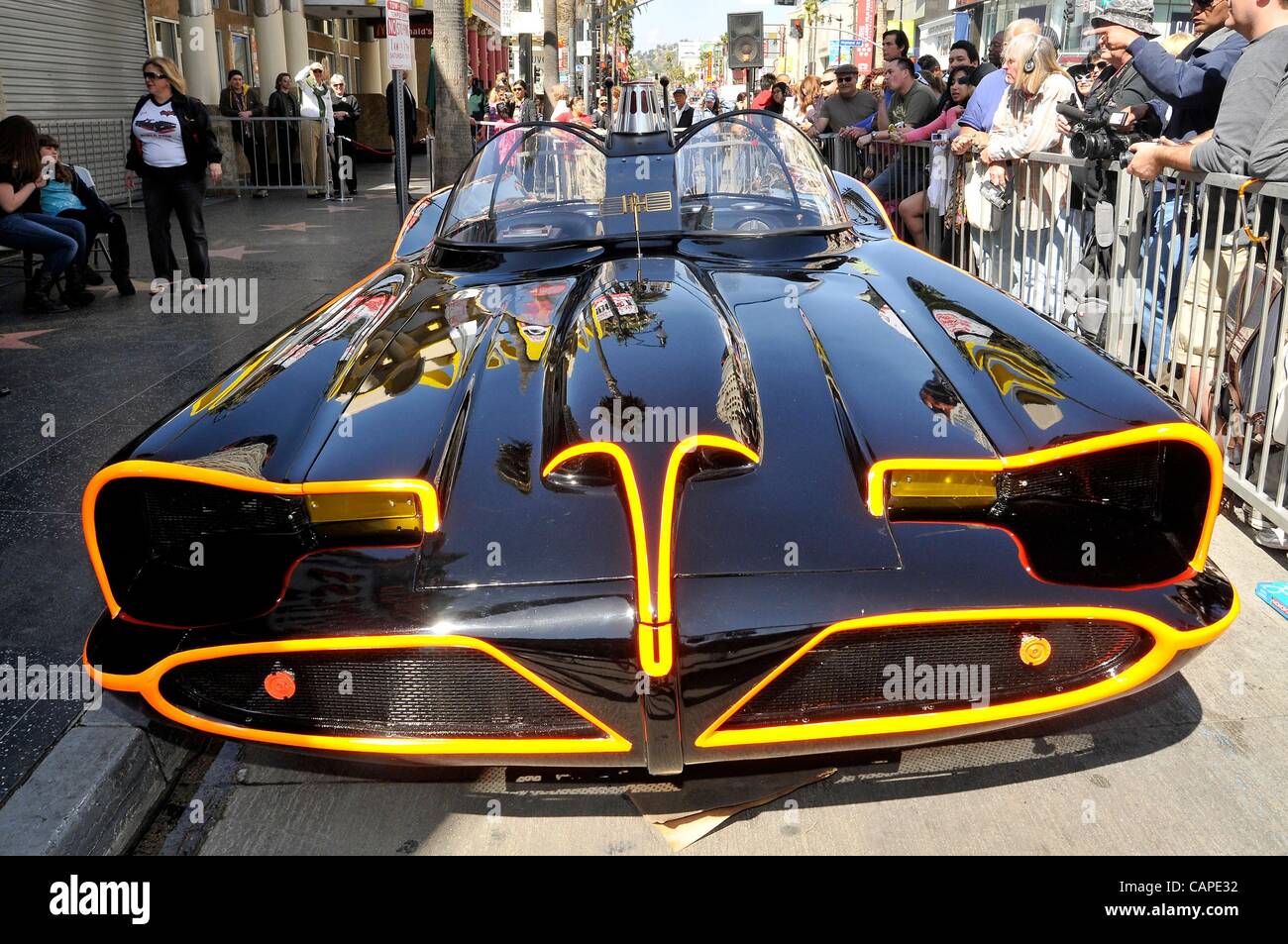 La cérémonie d'intronisation à Batmobile pour étoile sur le Hollywood Walk of Fame pour Adam West, Hollywood Boulevard, Los Angeles, CA le 5 avril 2012. Photo par : Michael Germana/Everett Collection Banque D'Images