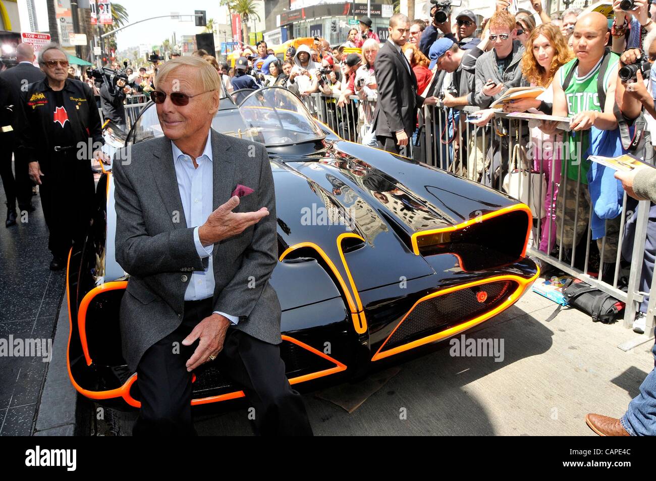 George Barris, Adam West à la cérémonie d'intronisation pour l'étoile sur le Hollywood Walk of Fame pour Adam West, Hollywood Boulevard, Los Angeles, CA le 5 avril 2012. Photo par : Michael Germana/Everett Collection Banque D'Images