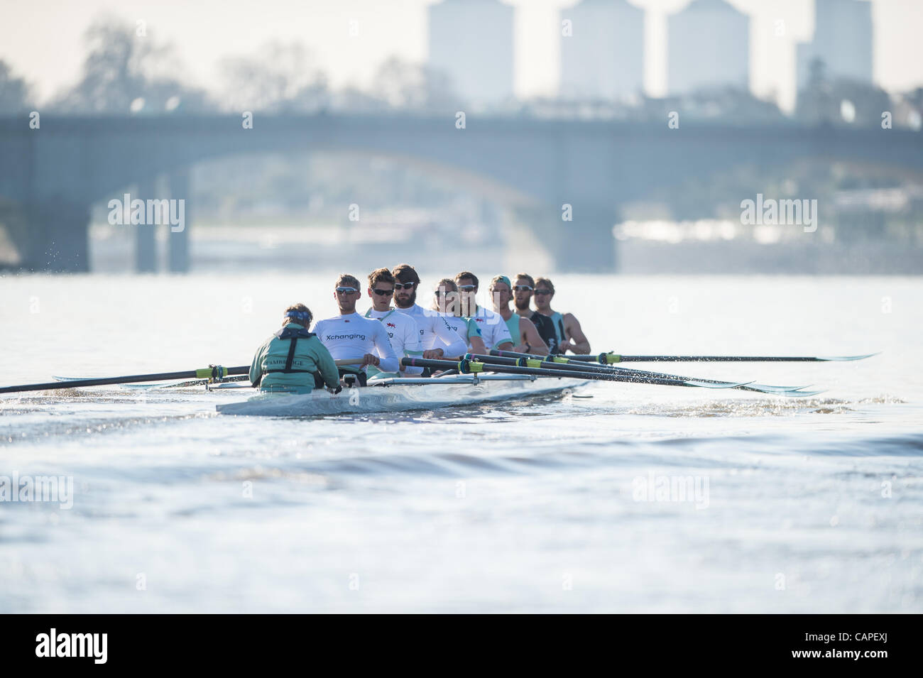 Tamise, Londres, Royaume-Uni. 06/04/2012. L'équipage bleu Cambridge sur une pratique au cours de la sortie vendredi avant le jour de la course. Demain sera le 158e Xchanging Universités Oxford et Cambridge Boat Race. Banque D'Images