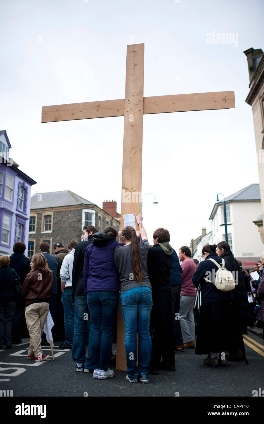 Un groupe de chrétiens se rassemblent pour un bon vendredi réunion de prière en plein air et de culte dans la rue à Aberystwyth, Pays de Galles, Royaume-Uni), le vendredi 6 avril 2012 Banque D'Images