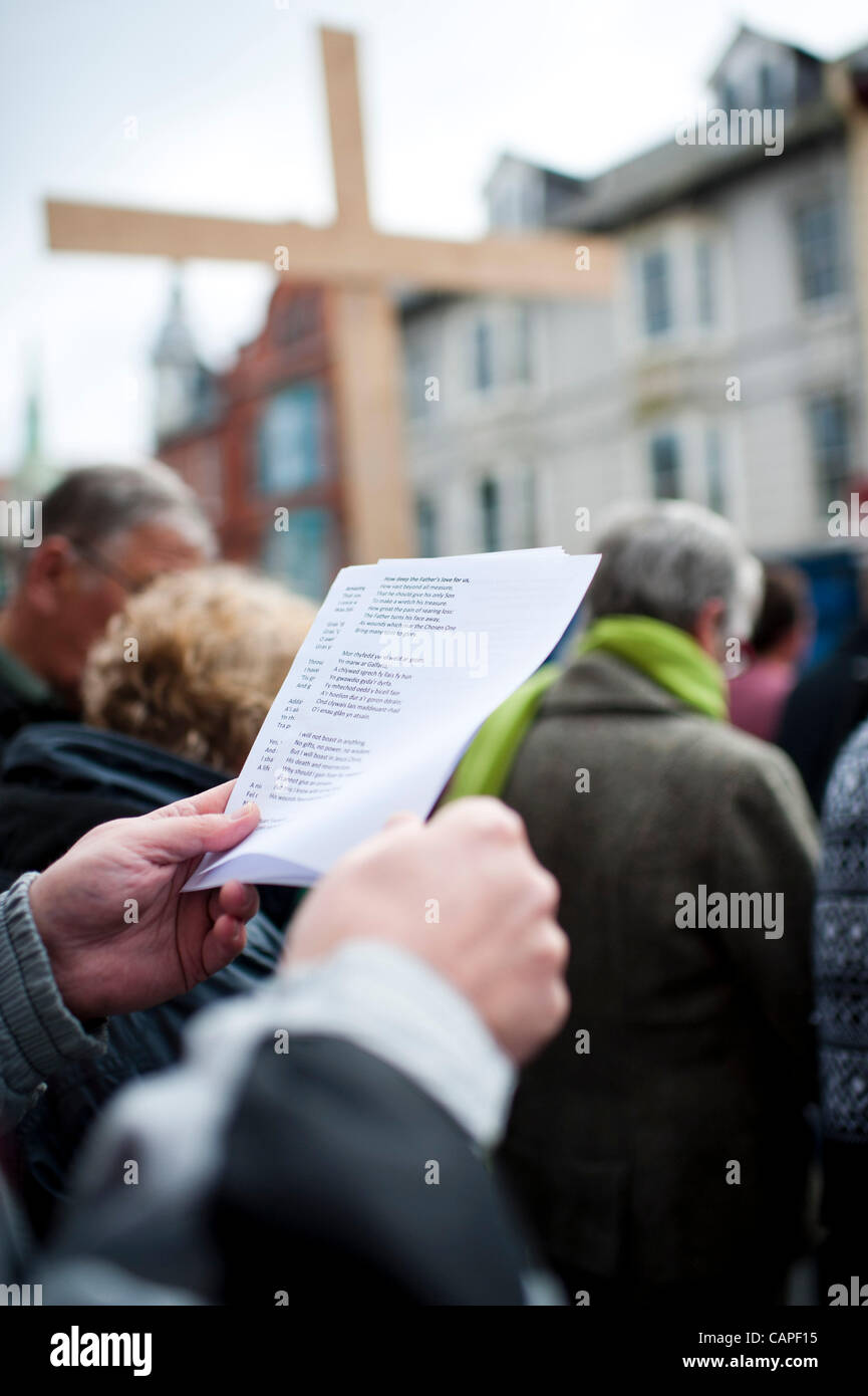 Un groupe de chrétiens se rassemblent pour un bon vendredi réunion de prière en plein air et de culte dans la rue à Aberystwyth, Pays de Galles, Royaume-Uni), le vendredi 6 avril 2012 Banque D'Images