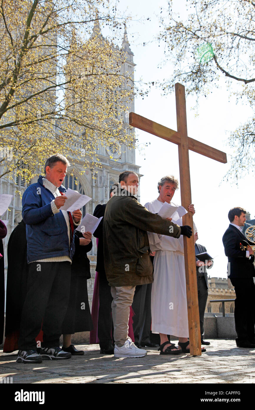 Londres, Royaume-Uni. 06 avril, 2012. Service avec la croix avec l'abbaye de Westminster dans le contexte au cours de la procession du Vendredi Saint de témoin à Londres. La procession fait son chemin à partir de la Methodist Central Hall, à la Cathédrale de Westminster puis à l'abbaye de Westminster à Londres. Banque D'Images