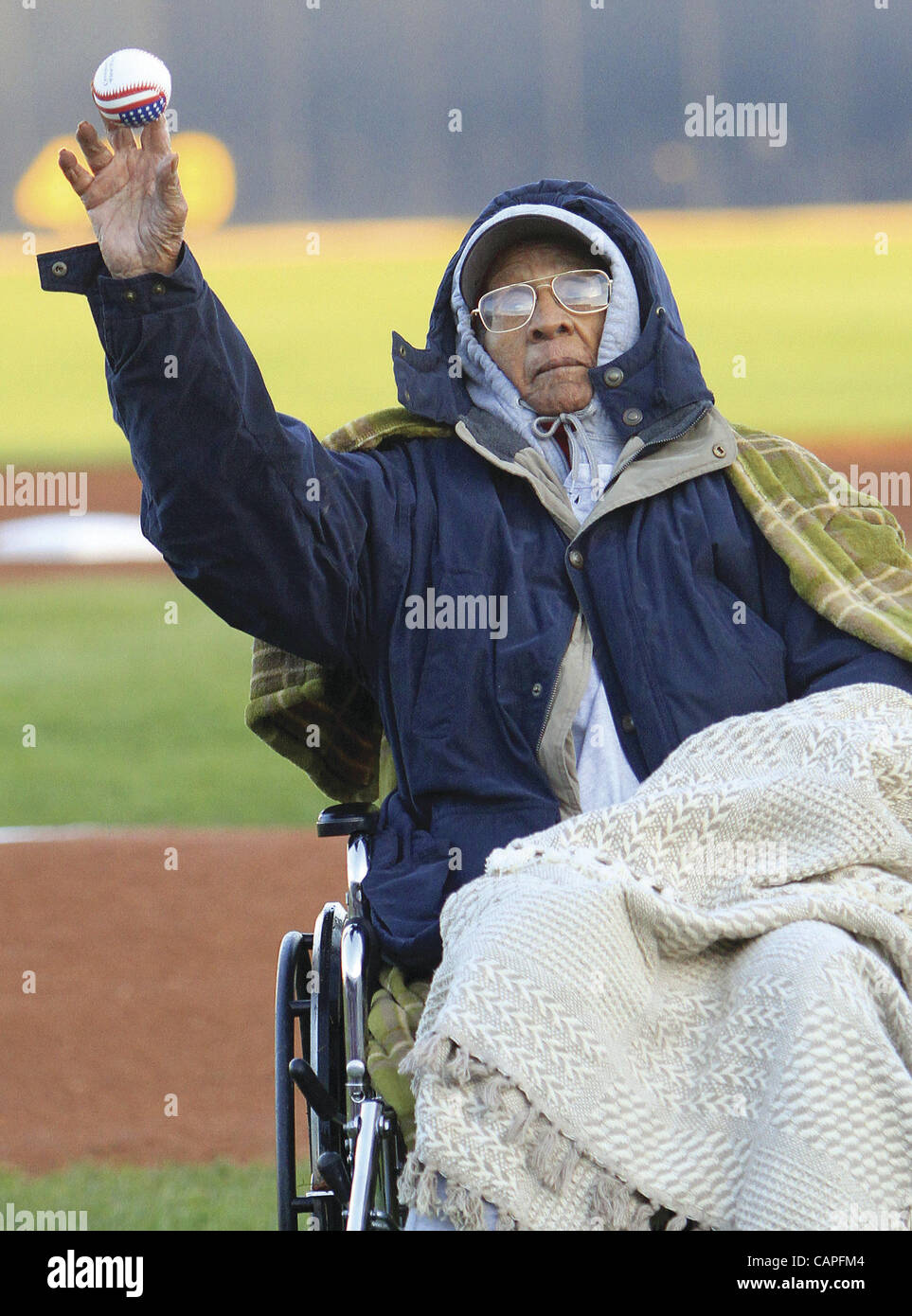 Le 5 avril 2012 - Davenport, Iowa, États-Unis - Shelby Harris Rock Island -- au 111, le plus ancien dans l'United States -- lance la première balle jeudi au cours de la rivière la saison Quad-Cities Bandits modernes, parc à Woodmen Davenport. (Crédit Image : © John Schultz/Quad-City Times/ZUMAPRESS.co Banque D'Images
