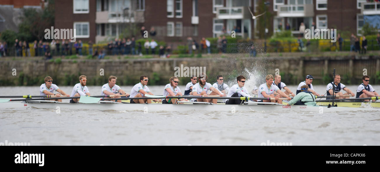 07/04/2012. Le 158e Xchanging Oxford & Cambridge Boat Race des universités. Oxford en bleu foncé. L'équipage bleu Cambridge:-1 arc : David Nelson (AUS), 2 Moritz Schramm (GER), 3 Jack Lindeman (USA), 4 Alex Ross (NZ), 5 Mike Thorp (GBR), 6 Steve Dudek (USA), 7 Scharp Alexander (AUS), 8 CP : Niles Garr Banque D'Images