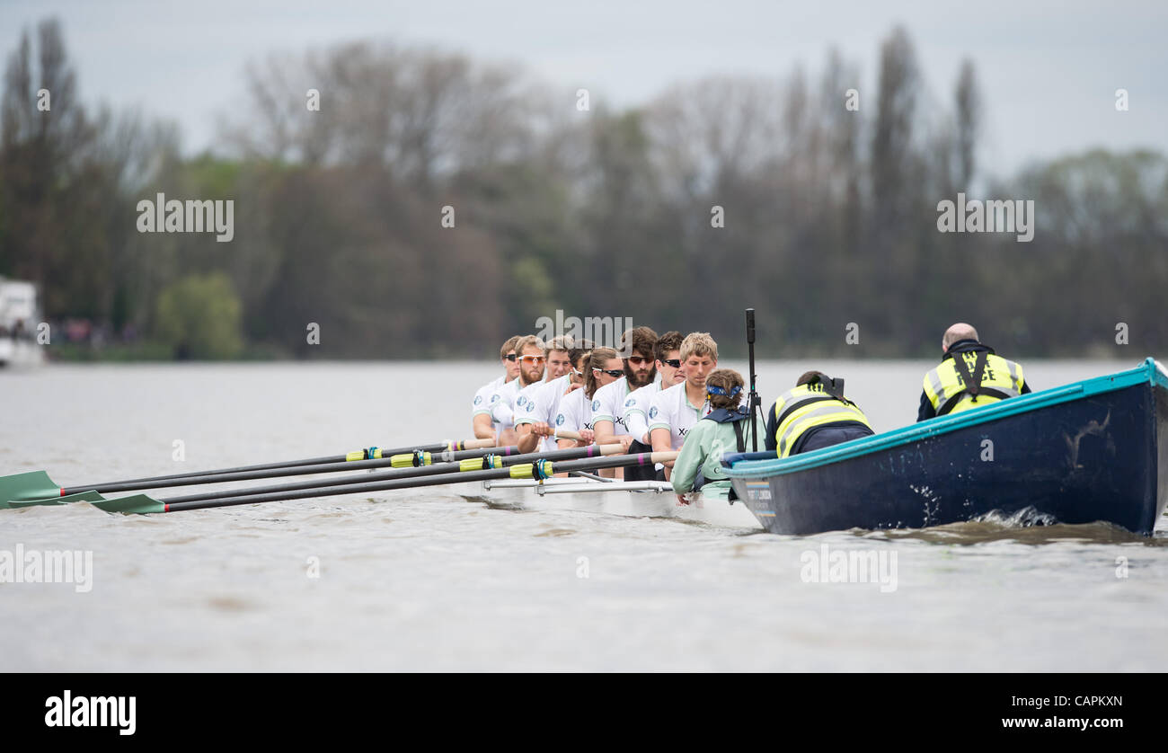 07/04/2012. Le 158e Xchanging Oxford & Cambridge Boat Race des universités. Oxford en bleu foncé. L'équipage bleu Cambridge:-1 arc : David Nelson (AUS), 2 Moritz Schramm (GER), 3 Jack Lindeman (USA), 4 Alex Ross (NZ), 5 Mike Thorp (GBR), 6 Steve Dudek (USA), 7 Scharp Alexander (AUS), 8 CP : Niles Garr Banque D'Images