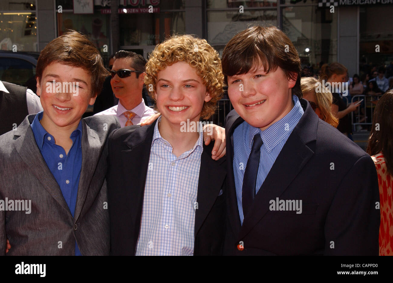 7 avril 2012 - Hollywood, Californie, États-Unis - Skyler Gisondo, Lance Chantiles Wertz et Robert Capron assister à la première de ''Les Trois Stooges''au Chinese Theatre d'Hollywood,Ca sur avril 7,2012.. 2012 (Crédit Image : Â© Phil Roach/Photos/ZUMAPRESS.com) Globe Banque D'Images