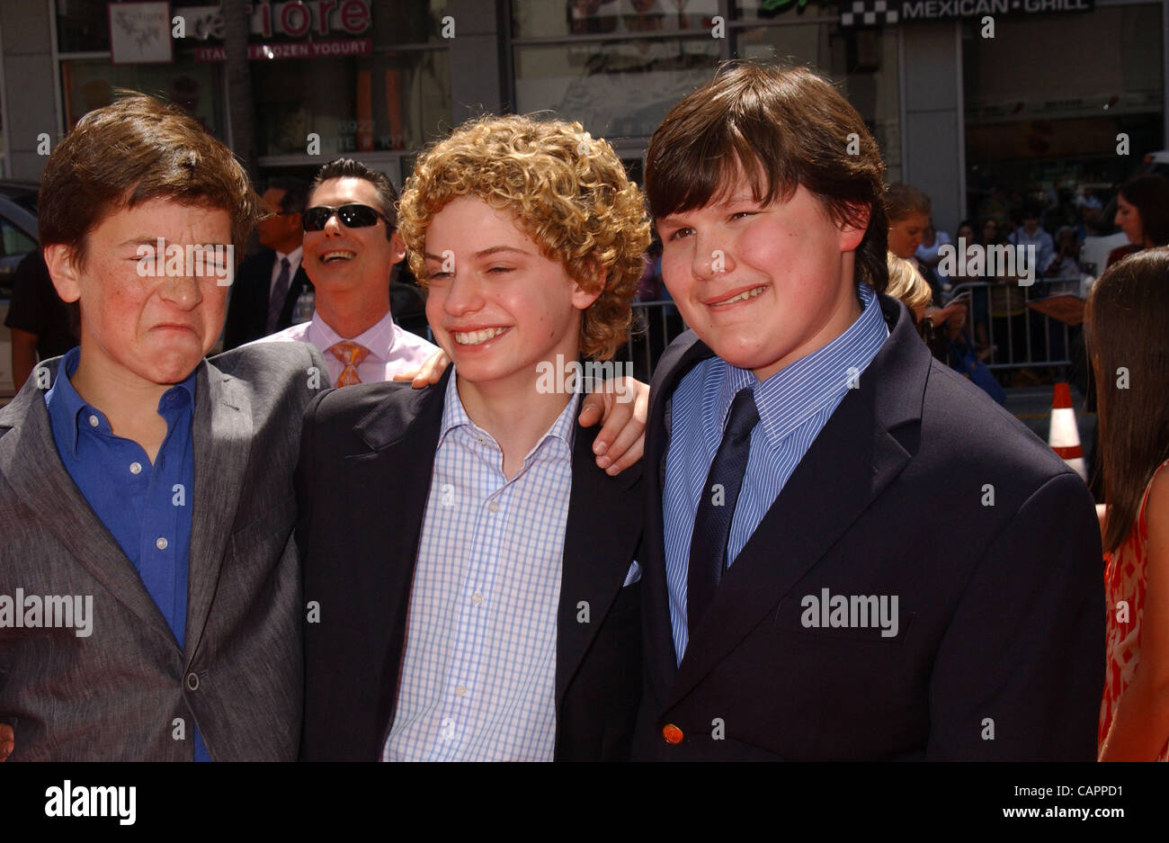 7 avril 2012 - Hollywood, Californie, États-Unis - Skyler Gisondo, Lance Chantiles Wertz et Robert Capron assister à la première de ''Les Trois Stooges''au Chinese Theatre d'Hollywood,Ca sur avril 7,2012.. 2012 (Crédit Image : Â© Phil Roach/Photos/ZUMAPRESS.com) Globe Banque D'Images