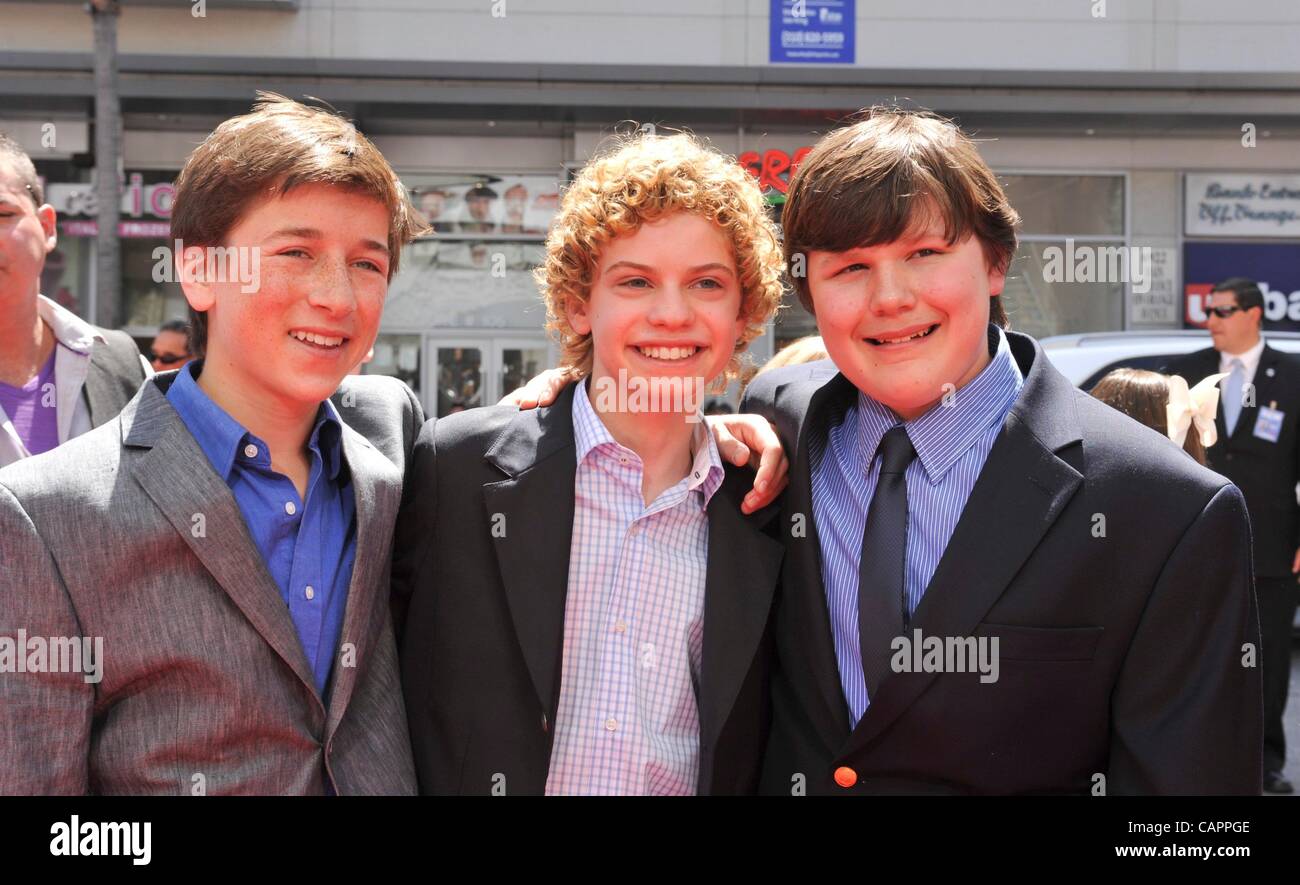 Skyler Gisondo, Lance Chantiles Wertz, Robert Capron au niveau des arrivées pour les trois STOOGES Premiere, le Grauman's Chinese Theatre, Los Angeles, CA le 7 avril 2012. Photo par : Elizabeth Goodenough/Everett Collection Banque D'Images