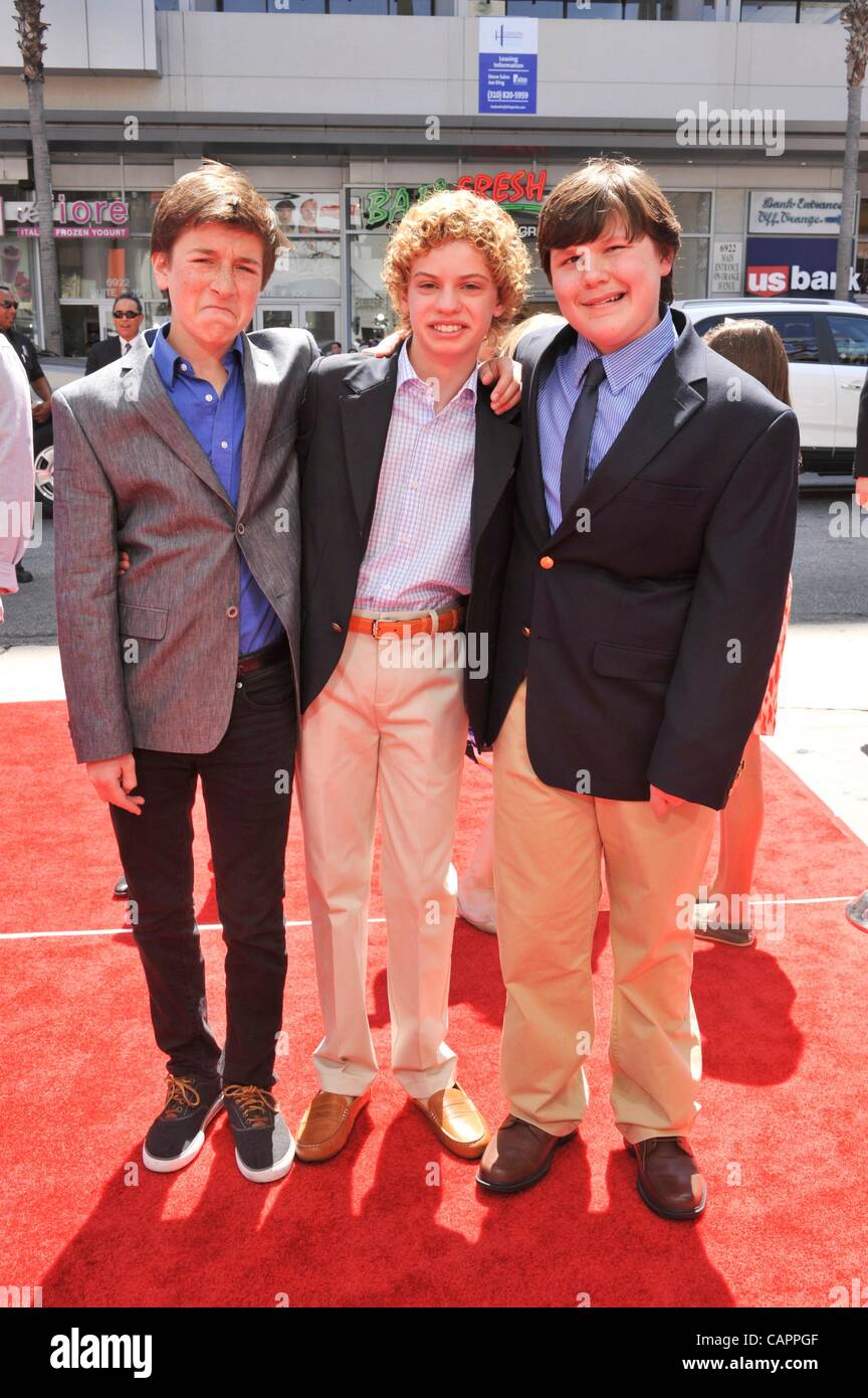 Skyler Gisondo, Lance Chantiles Wertz, Robert Capron au niveau des arrivées pour les trois STOOGES Premiere, le Grauman's Chinese Theatre, Los Angeles, CA le 7 avril 2012. Photo par : Elizabeth Goodenough/Everett Collection Banque D'Images