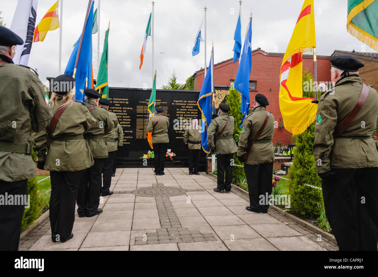 Ex-membres de l'IRA de la compagnie C, habillés en uniformes paramilitaires, se souvenir de leurs morts dans le jardin du souvenir sur la Falls Road, Belfast Banque D'Images