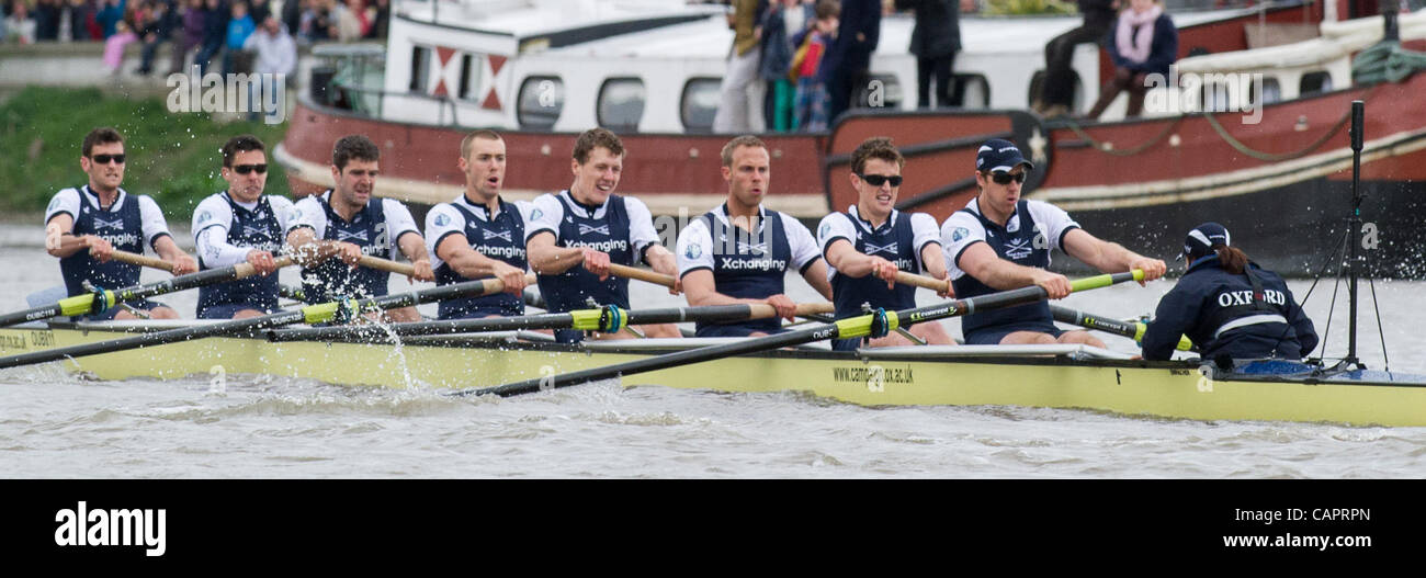 07/04/2012. Le 158e Xchanging Oxford & Cambridge Boat Race des universités. Oxford en bleu foncé. L'équipage bleu Cambridge:-1 arc : David Nelson (AUS), 2 Moritz Schramm (GER), 3 Jack Lindeman (USA), 4 Alex Ross (NZ), 5 Mike Thorp (GBR), 6 Steve Dudek (USA), 7 Scharp Alexander (AUS), 8 CP : Niles Garr Banque D'Images