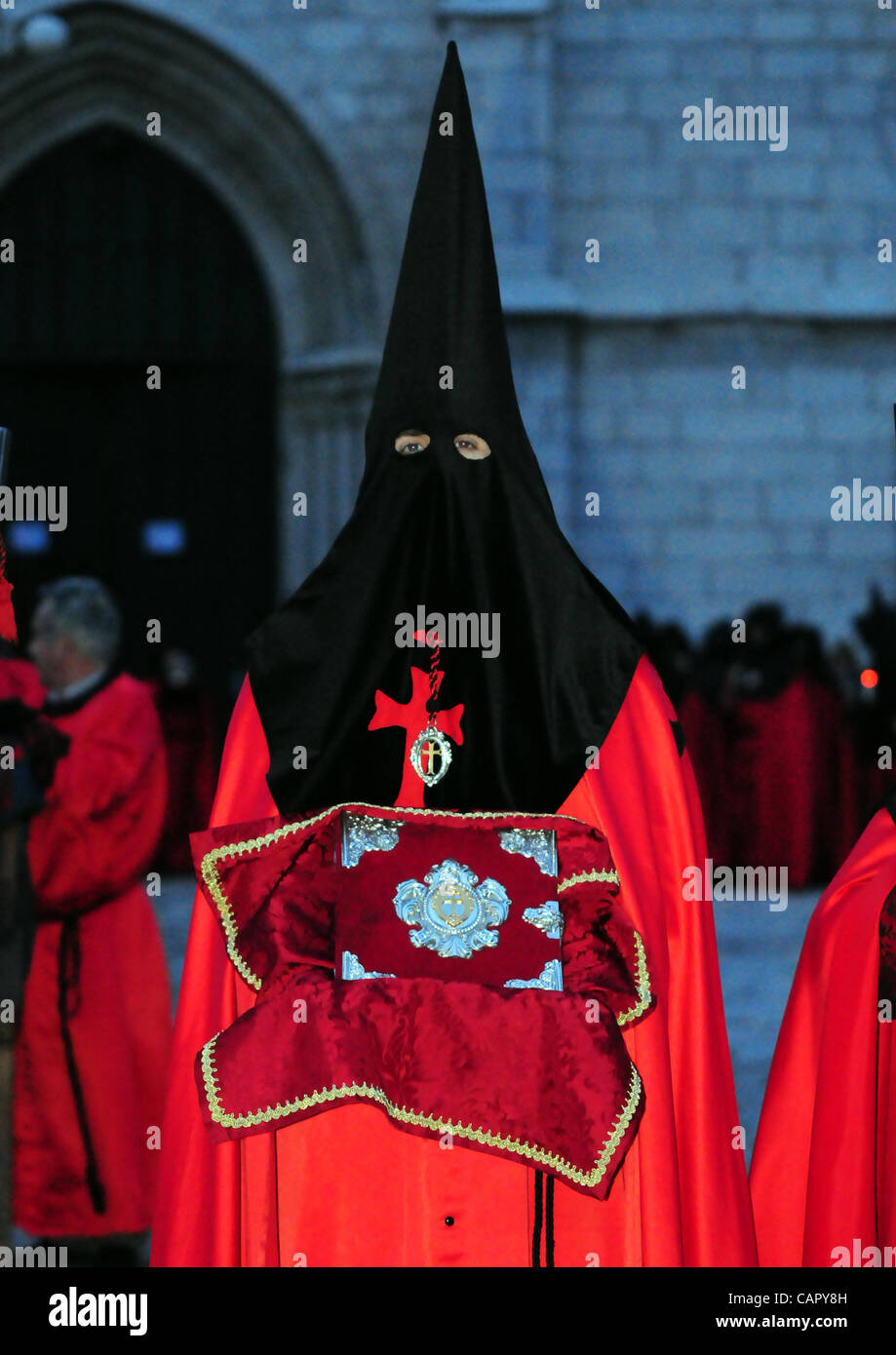 Semana Santa 2012 : processions traditionnelles de Pâques dans la ville espagnole de Valladolid pénitent de la Cofradia de la Preciosisima Sangre montrant leur Bible. Banque D'Images