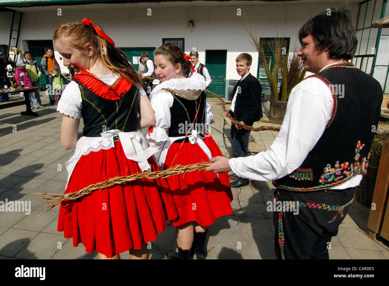 Les garçons dans les coutumes portent un 'géant' saule plaqué des verges (tiges) pour fouetter les filles au cours de célébration traditionnelle du lundi de Pâques en Nemcicky, Moravie du Sud, le lundi, 9 avril 2012. La tradition du fouet les filles et les femmes avec des tiges de saule tressé et les éclaboussures d'eau froide doit s'assurer Banque D'Images
