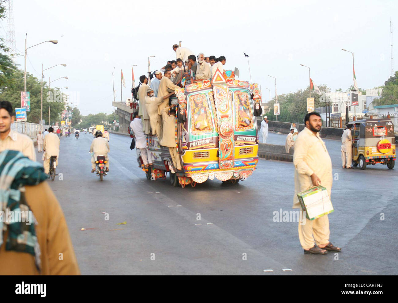 Passagers voyagent sur un véhicule de passagers surchargé en raison de la non-disponibilité des transports publics pendant la grève du bourrage de roue sur l'appel de Karachi Ittehad Transport contre l'augmentation du prix des produits pétroliers le mardi 10 avril, 2012. Banque D'Images