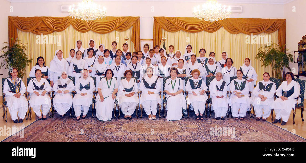 Le Pakistan Girls Guides Association Chef Guide, la Bégum Fouzia Gilani dans photo de groupe avec des guides lors de la cérémonie tenue à PM House à Islamabad le Mercredi, Avril 11, 2012. Banque D'Images