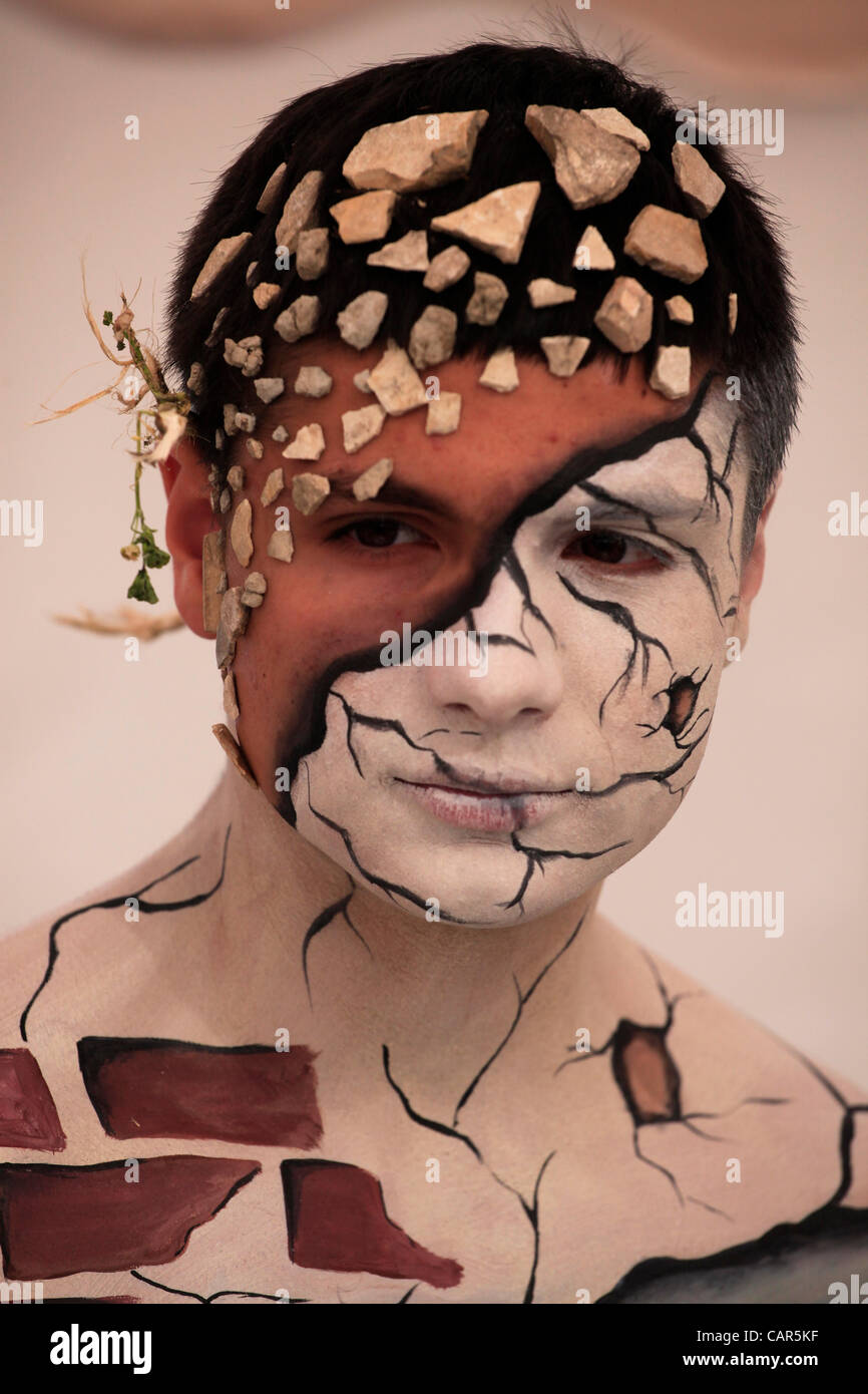 Jeune homme au maquillage saisissant et avant-gardiste lors d'un spectacle de peinture corporelle à tel Aviv Israël lors d'un festival de peinture corporelle à tel Aviv Israël Banque D'Images